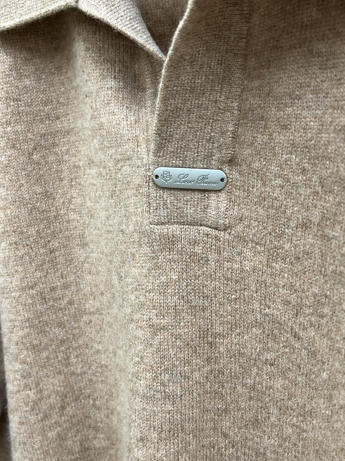 秋冬 lP🆕 采用羊绒羊毛混纺纱线，保暖性佳，蓬松柔软，加倍呵护肌肤，给你轻如无物的穿着感体验。高品质天