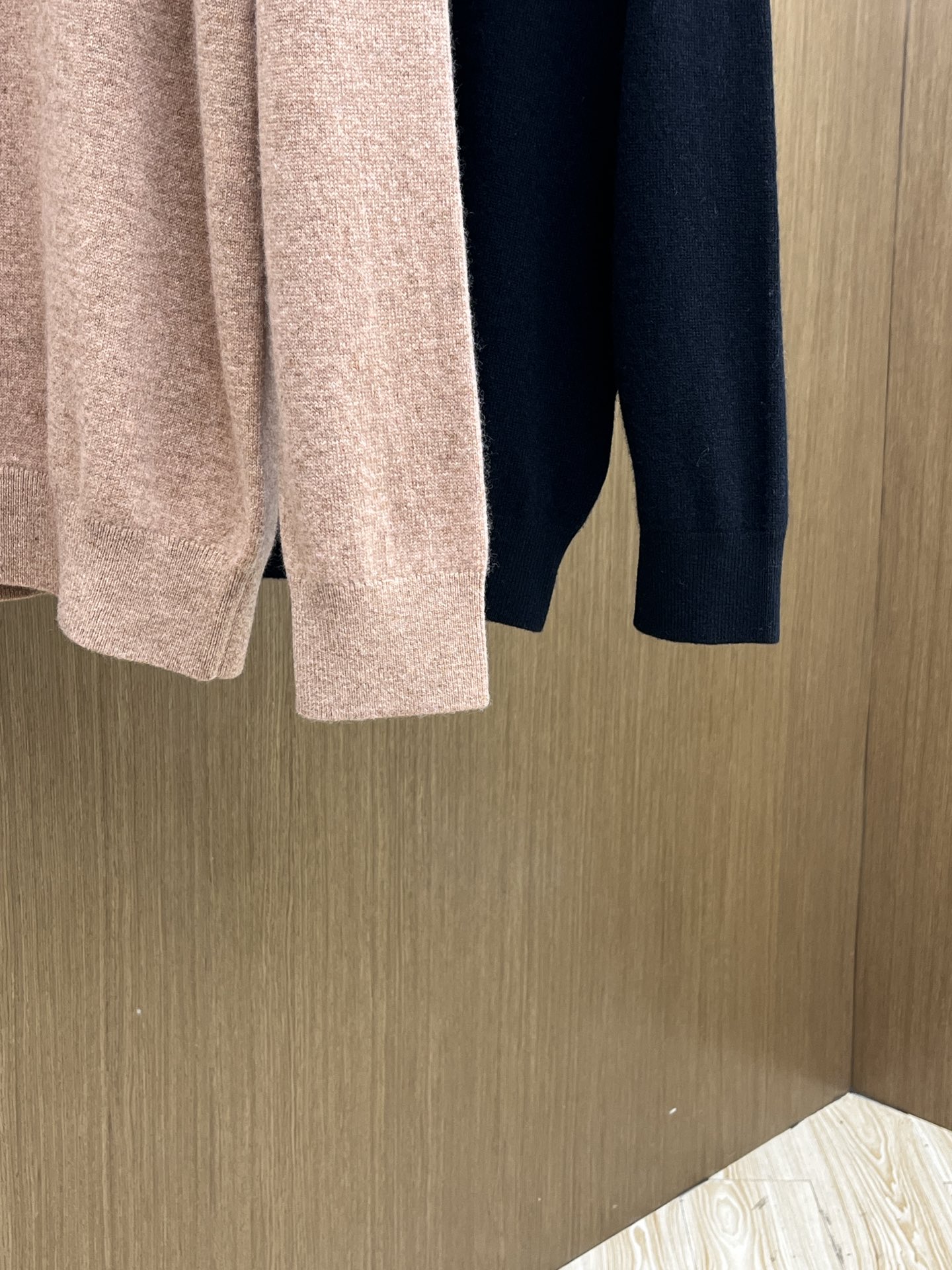 秋冬 lP🆕 采用羊绒羊毛混纺纱线，保暖性佳，蓬松柔软，加倍呵护肌肤，给你轻如无物的穿着感体验。高品质天