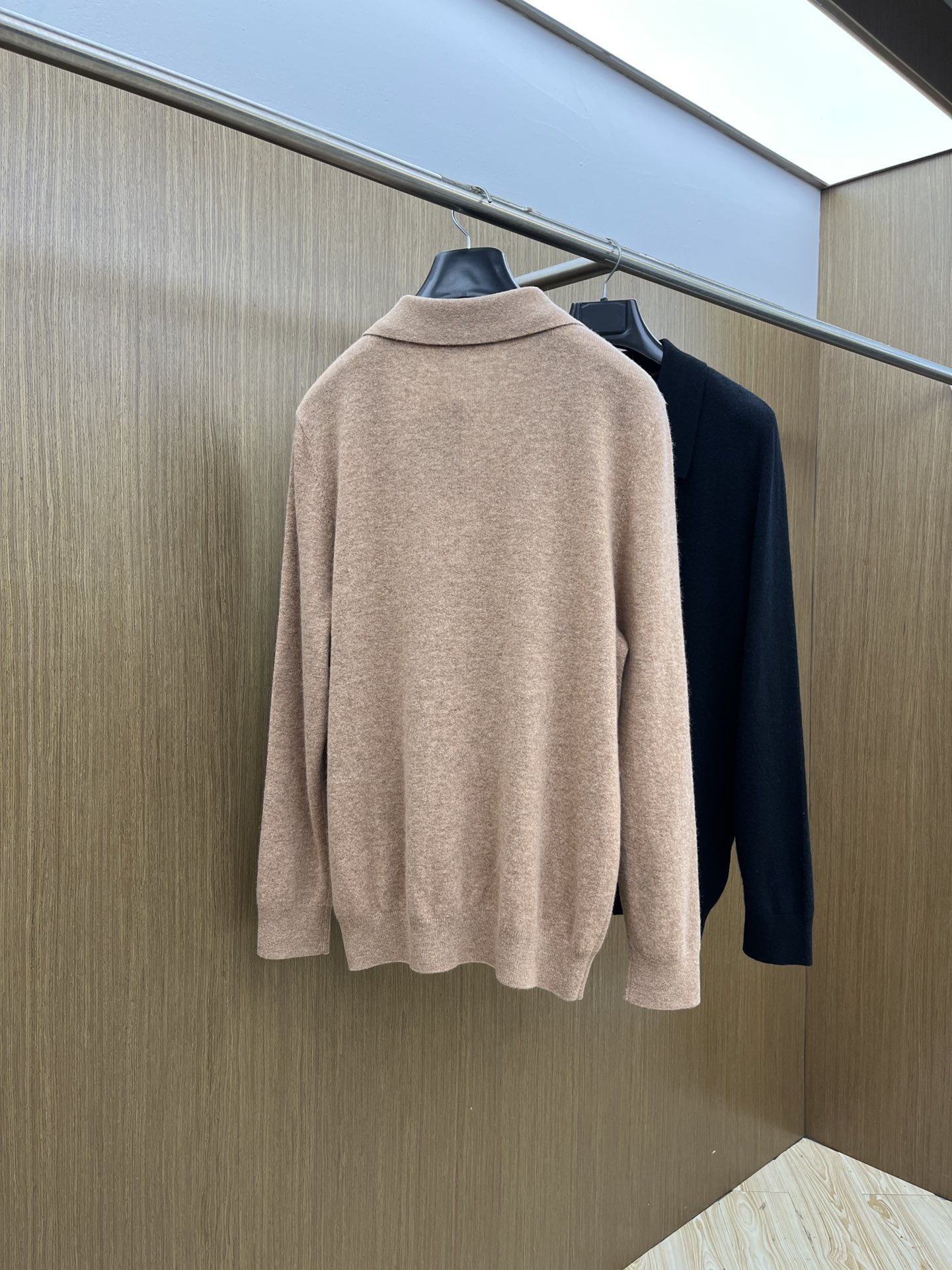 秋冬 lP🆕 采用羊绒羊毛混纺纱线，保暖性佳，蓬松柔软，加倍呵护肌肤，给你轻如无物的穿着感体验。高品质天