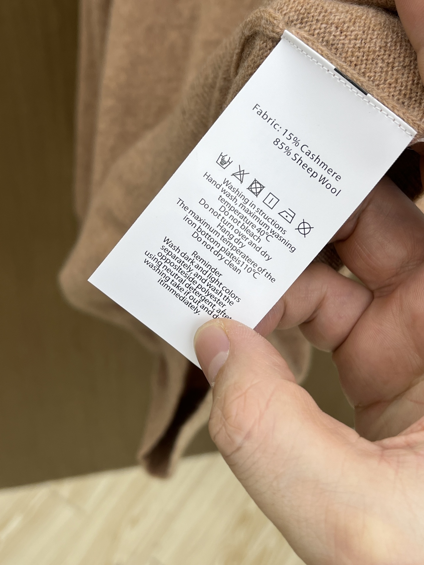 秋冬 lP🆕 采用羊绒羊毛混纺纱线，保暖性佳，蓬松柔软，加倍呵护肌肤，给你轻如无物的穿着感体验。高品质天