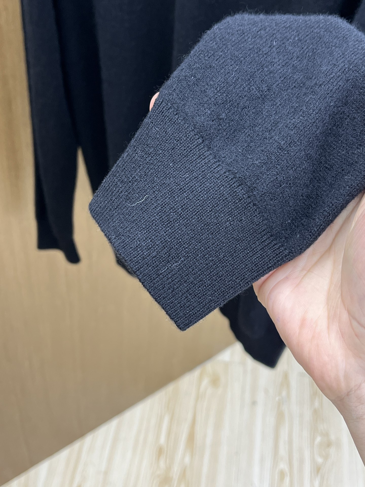 秋冬 PD 采用羊绒羊毛混纺纱线，保暖性佳，蓬松柔软，加倍呵护肌肤，给你轻如无物的穿着感体验。高品质天然