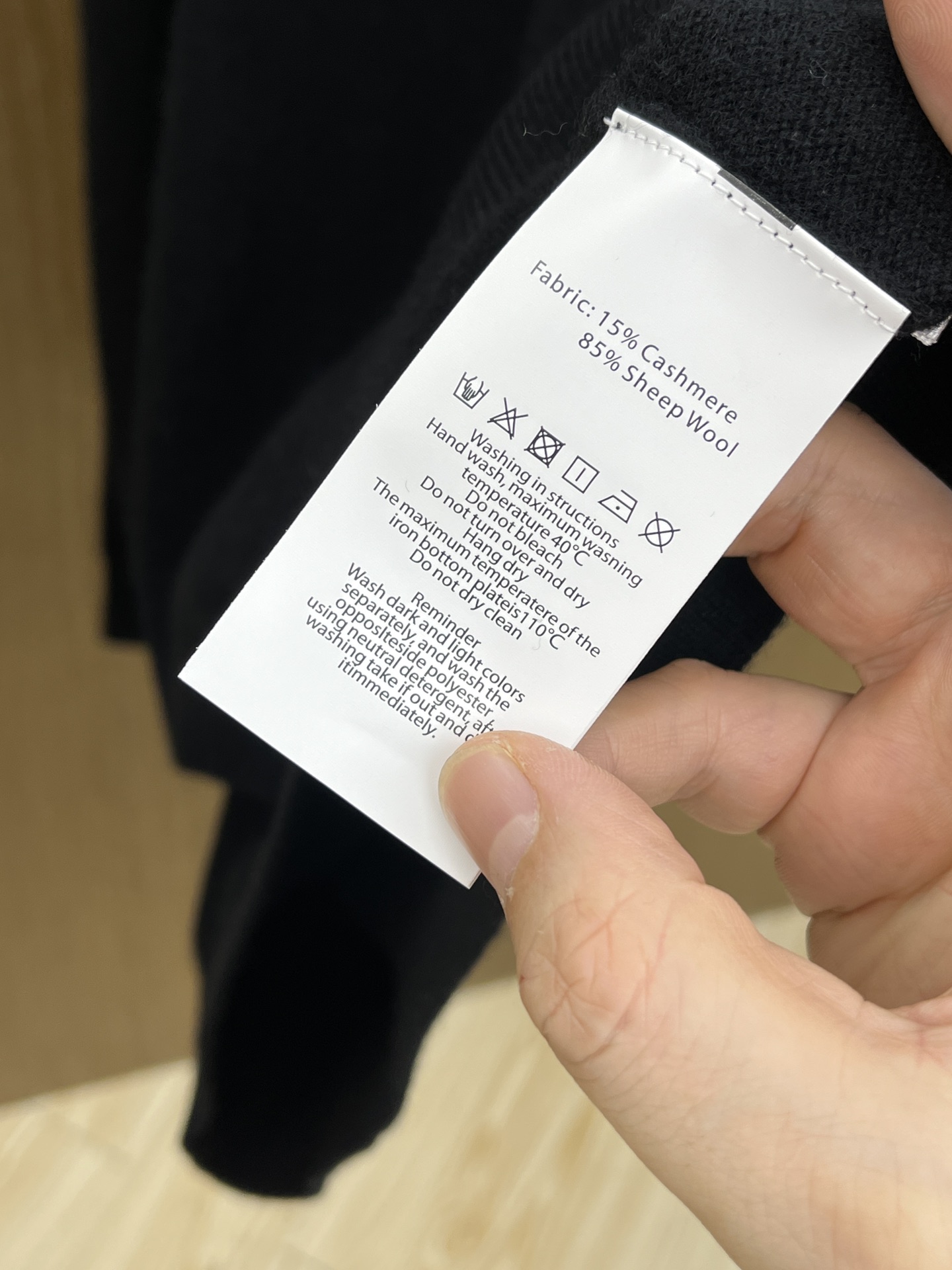 秋冬 PD 采用羊绒羊毛混纺纱线，保暖性佳，蓬松柔软，加倍呵护肌肤，给你轻如无物的穿着感体验。高品质天然