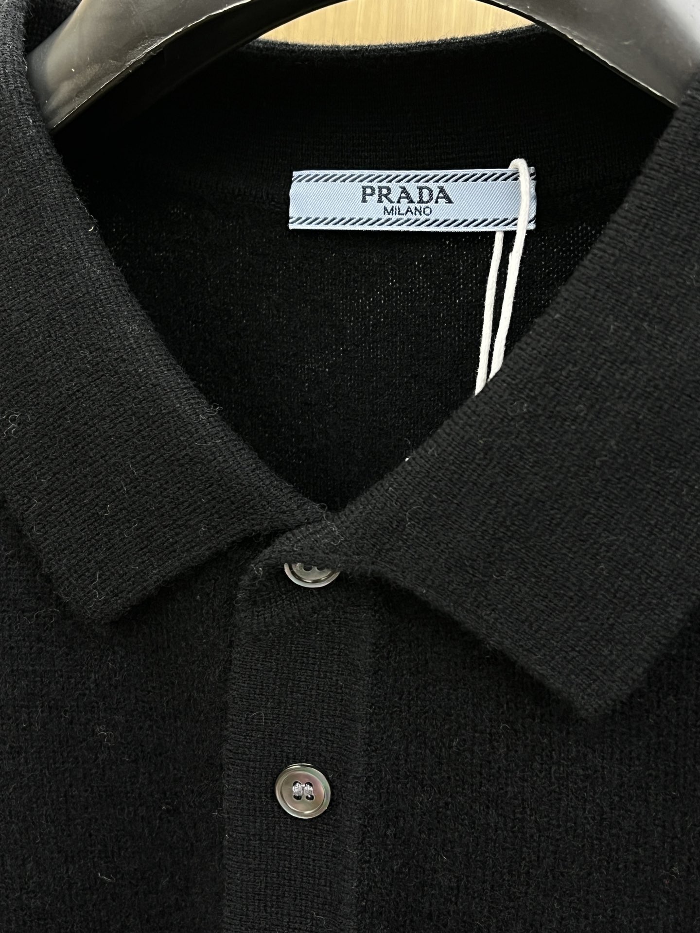 秋冬 PD 采用羊绒羊毛混纺纱线，保暖性佳，蓬松柔软，加倍呵护肌肤，给你轻如无物的穿着感体验。高品质天然