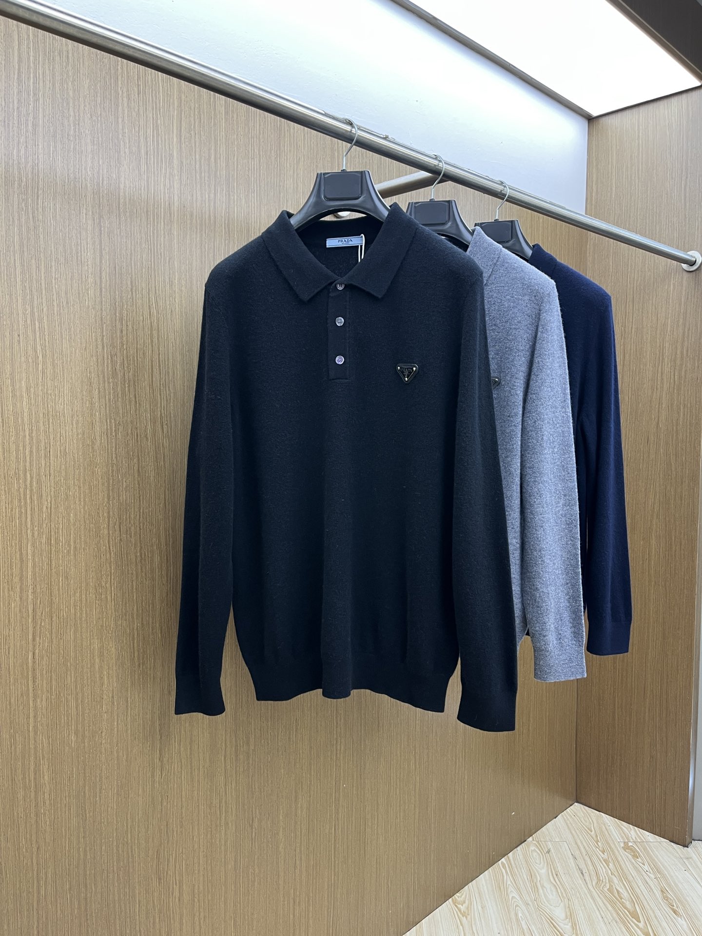 秋冬 PD 采用羊绒羊毛混纺纱线，保暖性佳，蓬松柔软，加倍呵护肌肤，给你轻如无物的穿着感体验。高品质天然