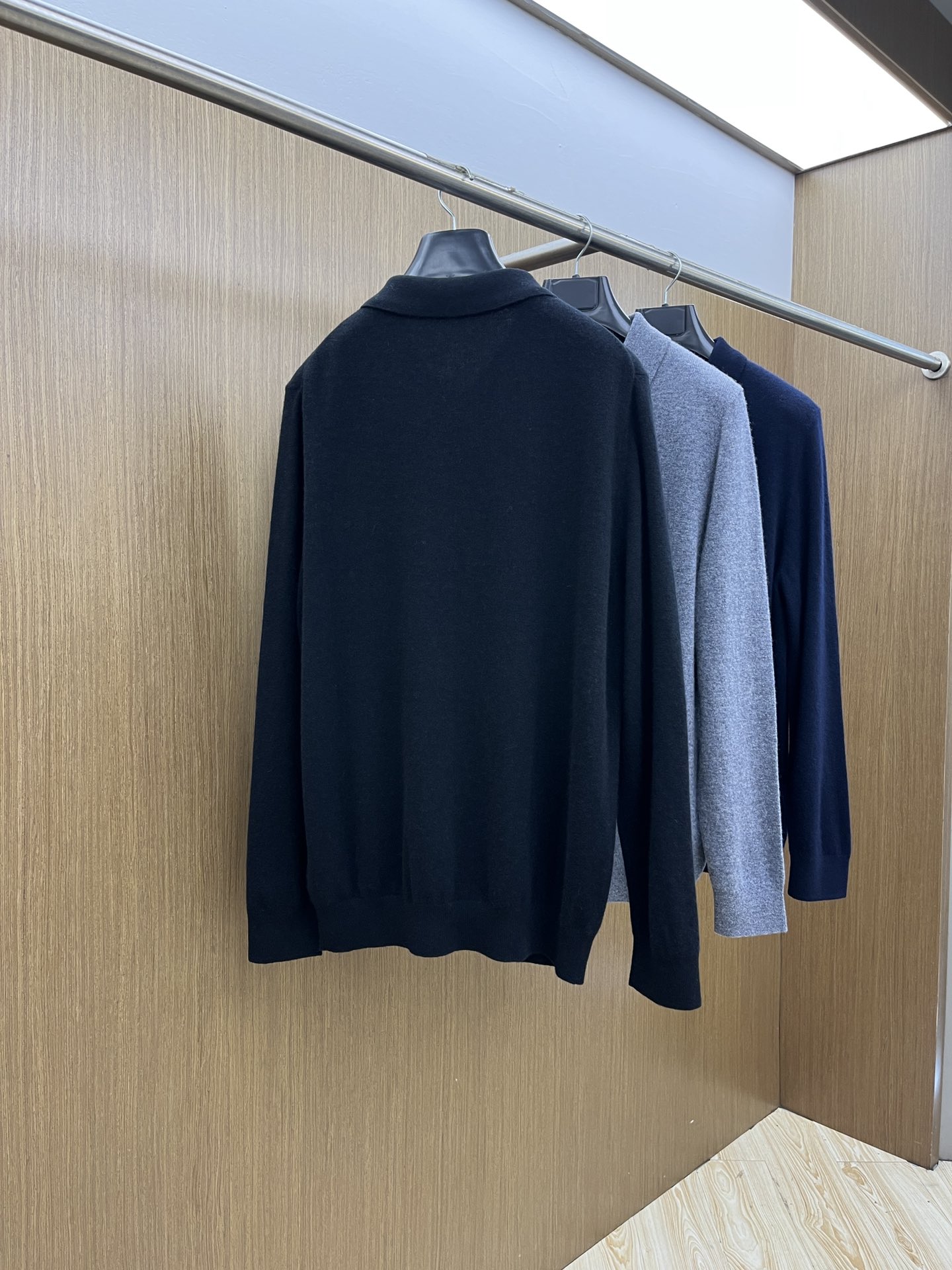 秋冬 PD 采用羊绒羊毛混纺纱线，保暖性佳，蓬松柔软，加倍呵护肌肤，给你轻如无物的穿着感体验。高品质天然