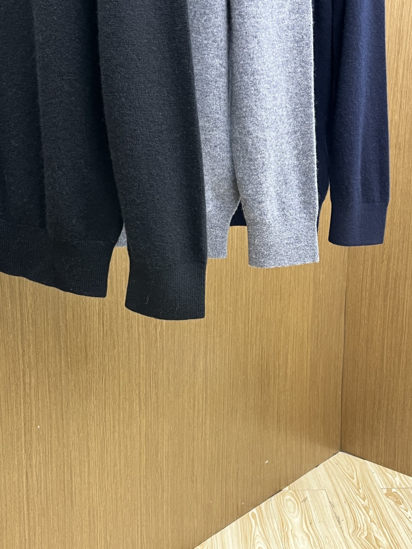 秋冬 PD 采用羊绒羊毛混纺纱线，保暖性佳，蓬松柔软，加倍呵护肌肤，给你轻如无物的穿着感体验。高品质天然