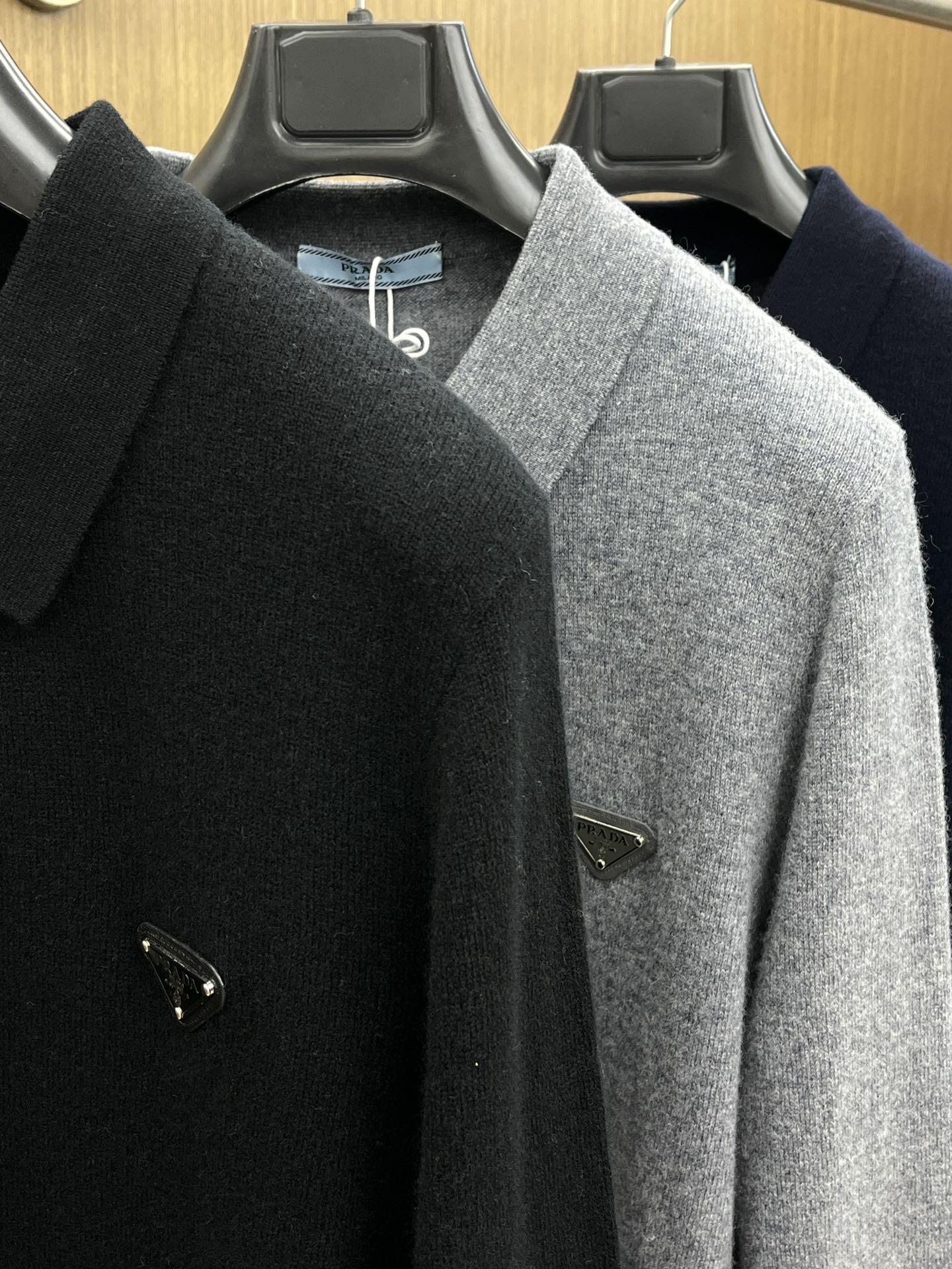 秋冬 PD 采用羊绒羊毛混纺纱线，保暖性佳，蓬松柔软，加倍呵护肌肤，给你轻如无物的穿着感体验。高品质天然