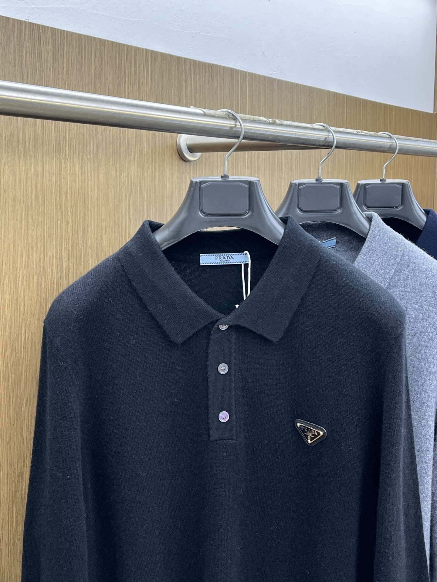 秋冬 PD 采用羊绒羊毛混纺纱线，保暖性佳，蓬松柔软，加倍呵护肌肤，给你轻如无物的穿着感体验。高品质天然