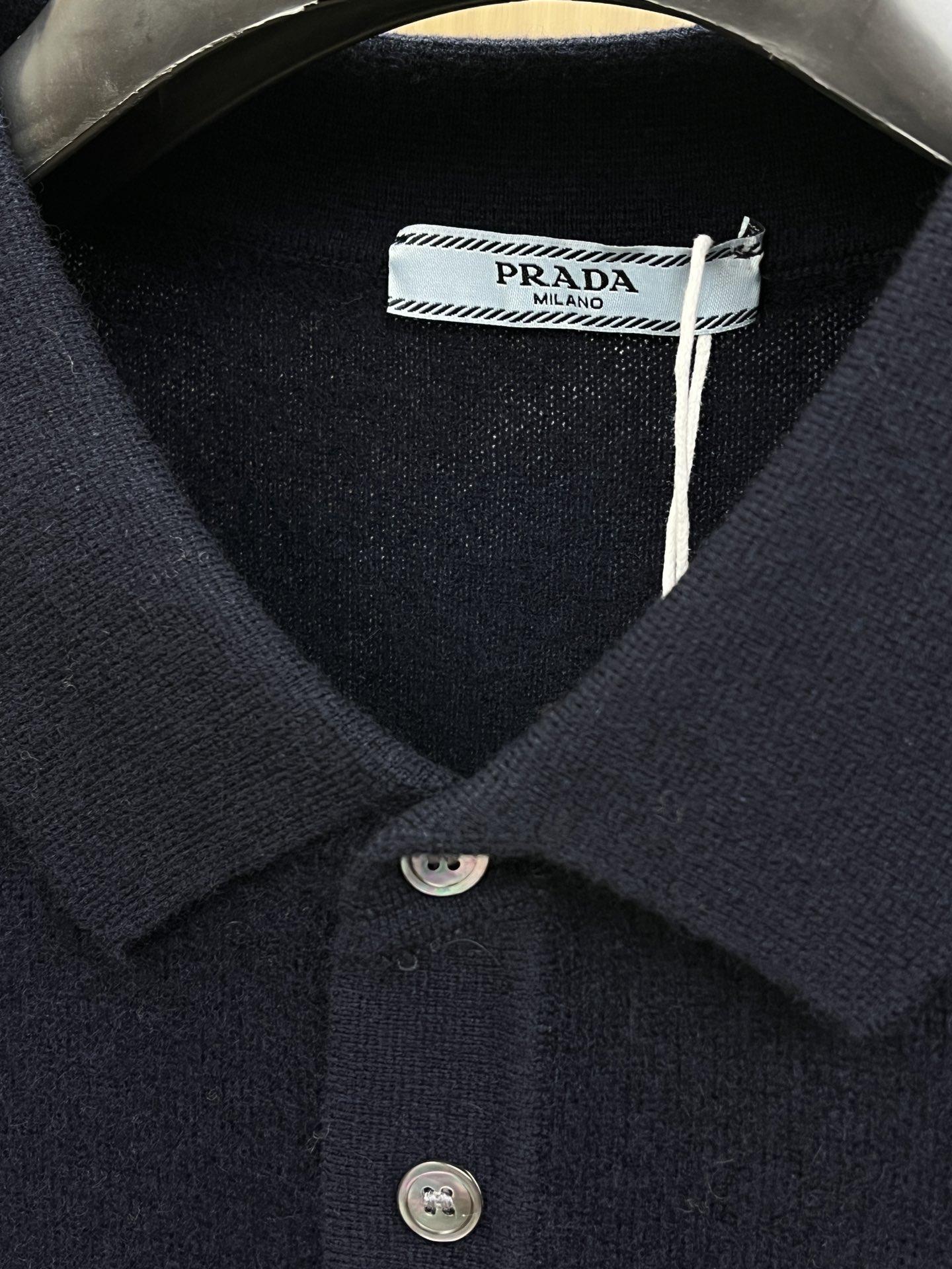 秋冬 PD 采用羊绒羊毛混纺纱线，保暖性佳，蓬松柔软，加倍呵护肌肤，给你轻如无物的穿着感体验。高品质天然