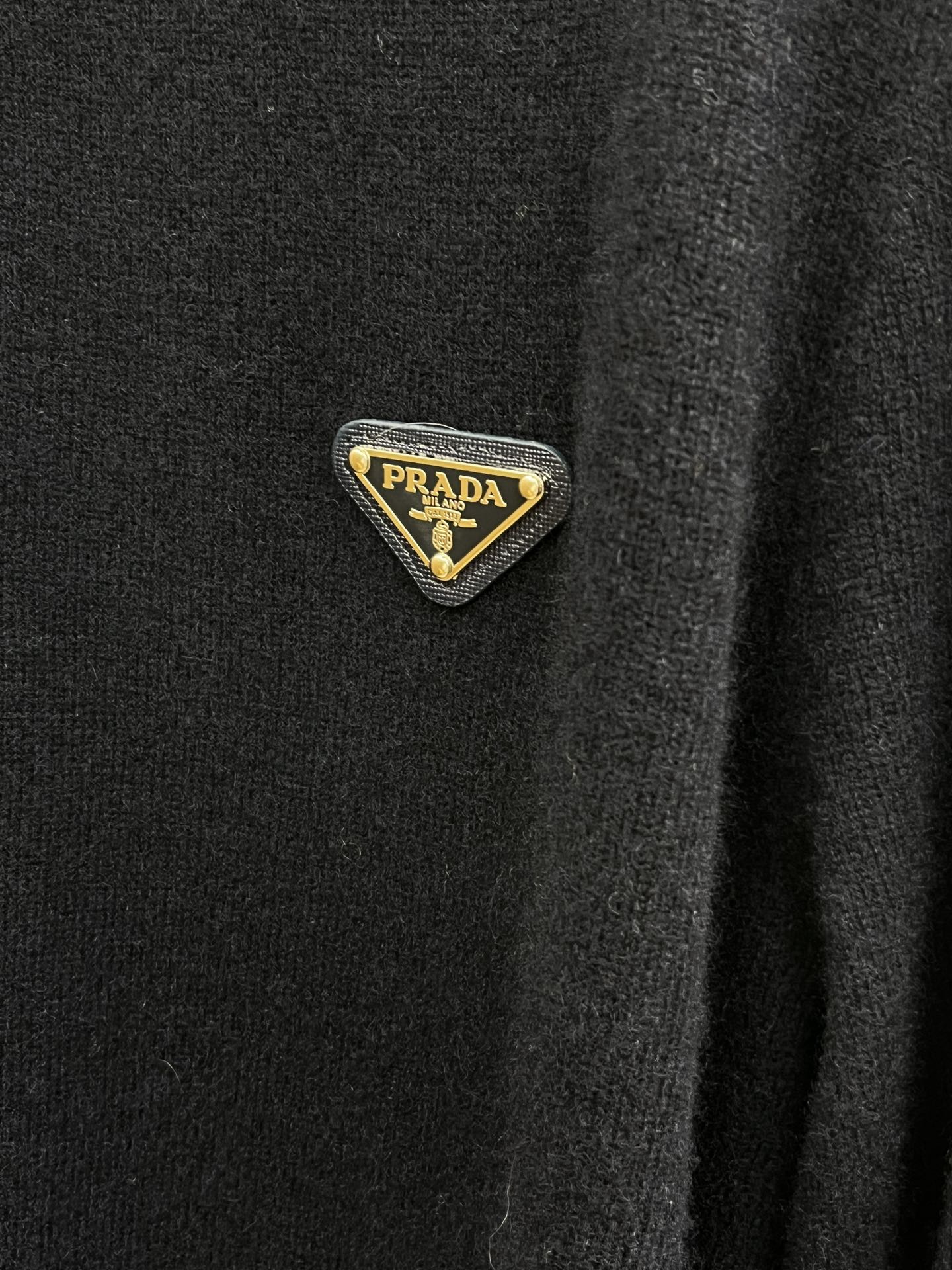 秋冬 PD 采用羊绒羊毛混纺纱线，保暖性佳，蓬松柔软，加倍呵护肌肤，给你轻如无物的穿着感体验。高品质天然