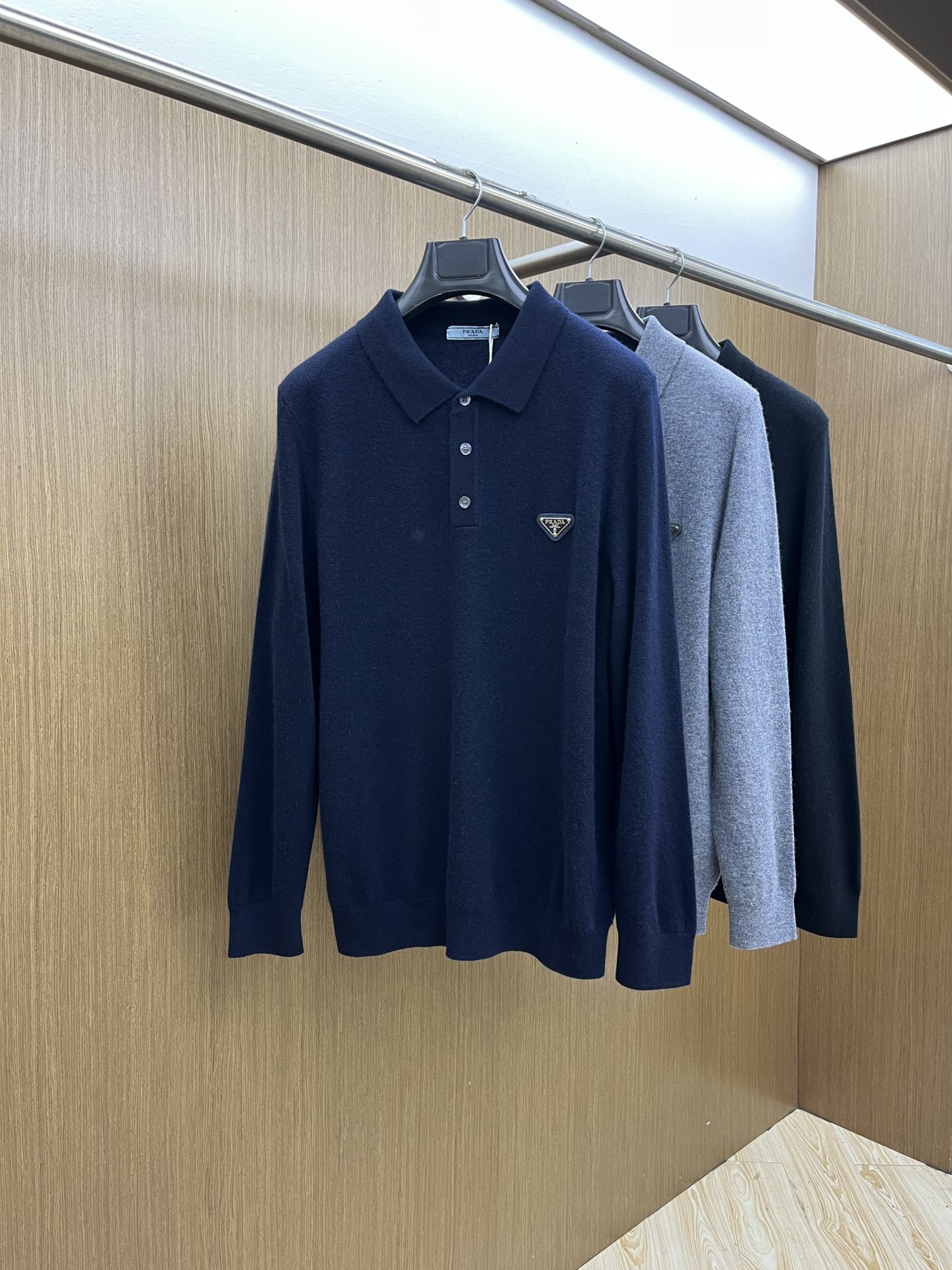 秋冬 PD 采用羊绒羊毛混纺纱线，保暖性佳，蓬松柔软，加倍呵护肌肤，给你轻如无物的穿着感体验。高品质天然