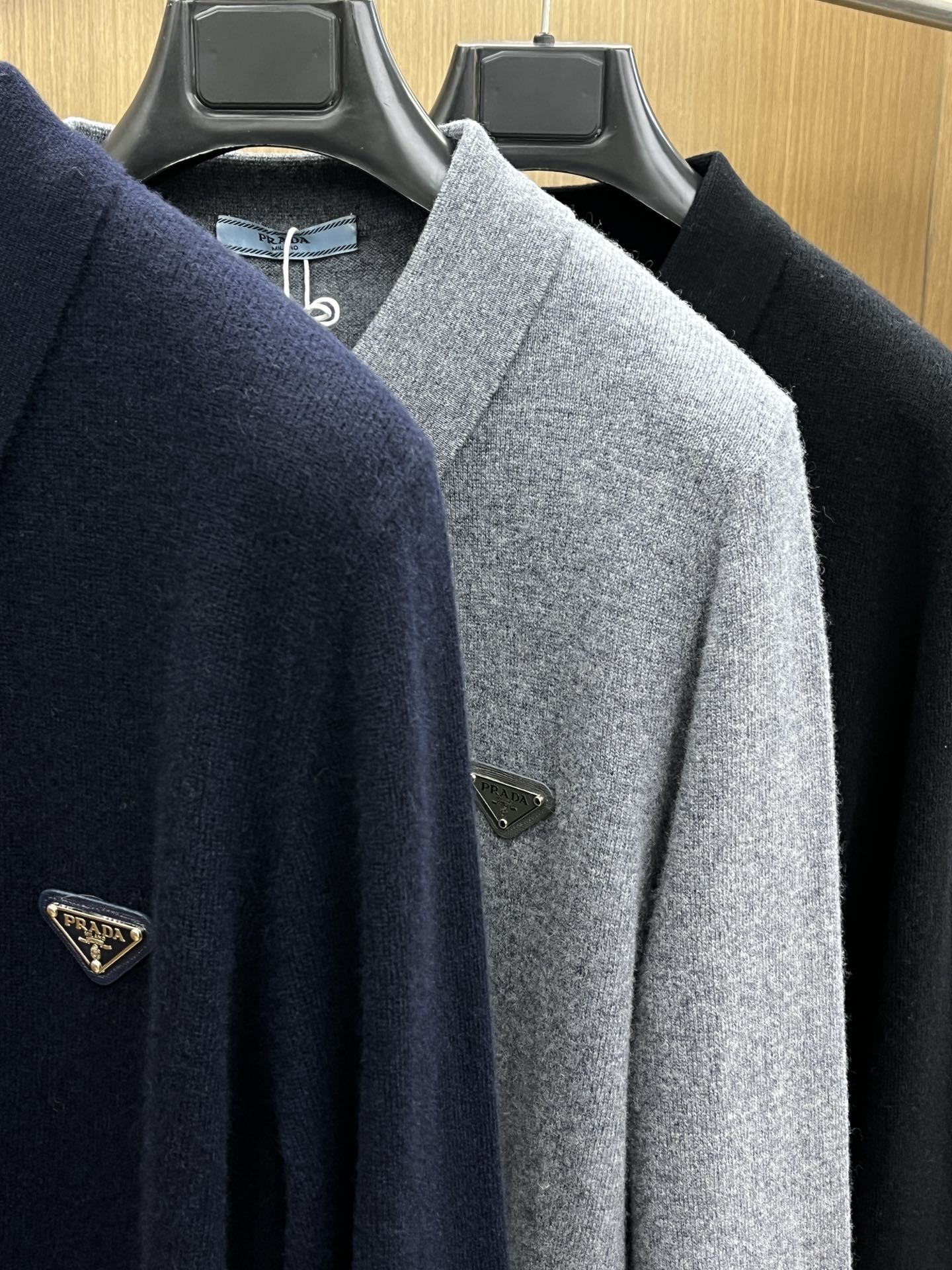 秋冬 PD 采用羊绒羊毛混纺纱线，保暖性佳，蓬松柔软，加倍呵护肌肤，给你轻如无物的穿着感体验。高品质天然