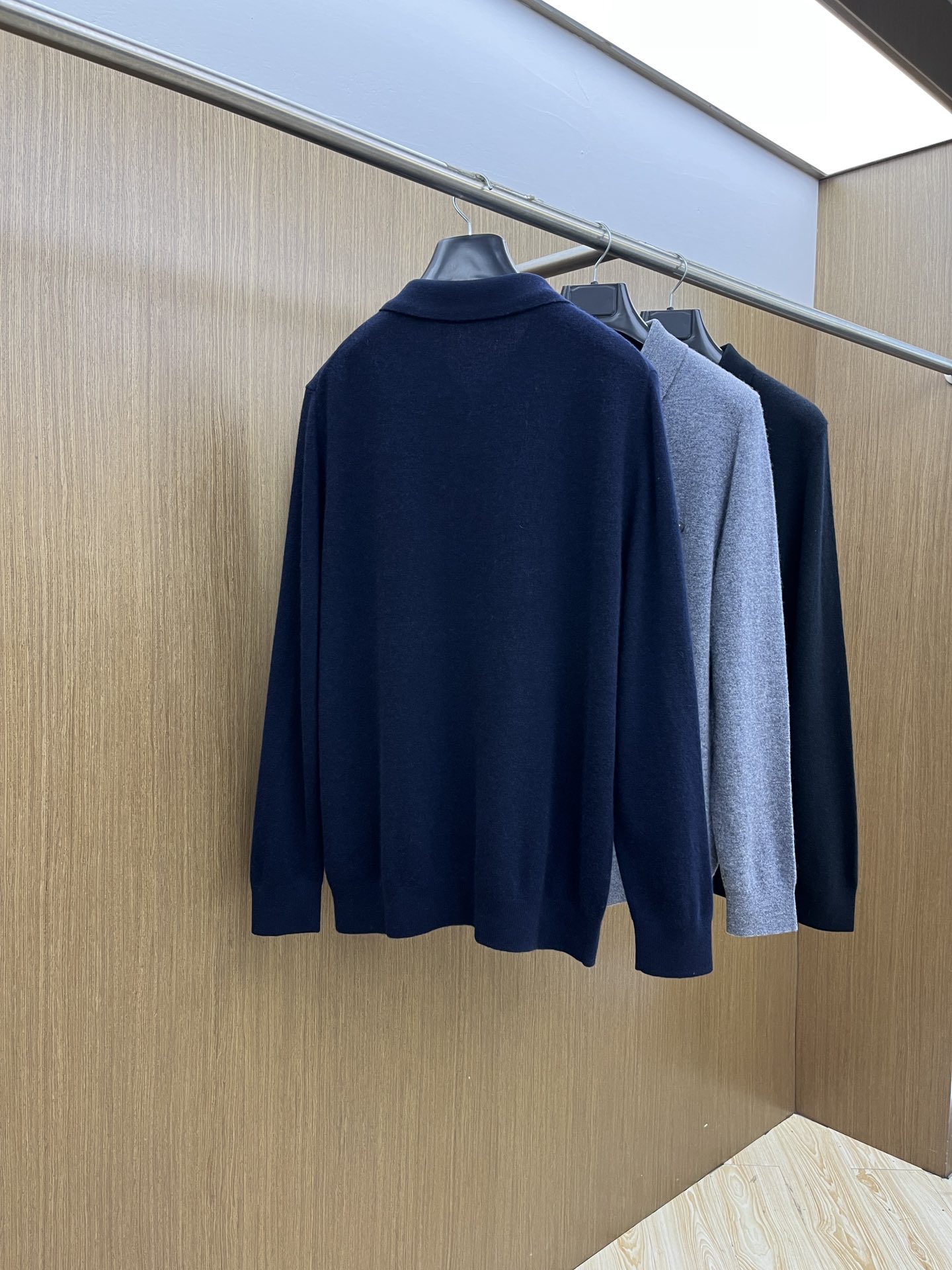 秋冬 PD 采用羊绒羊毛混纺纱线，保暖性佳，蓬松柔软，加倍呵护肌肤，给你轻如无物的穿着感体验。高品质天然