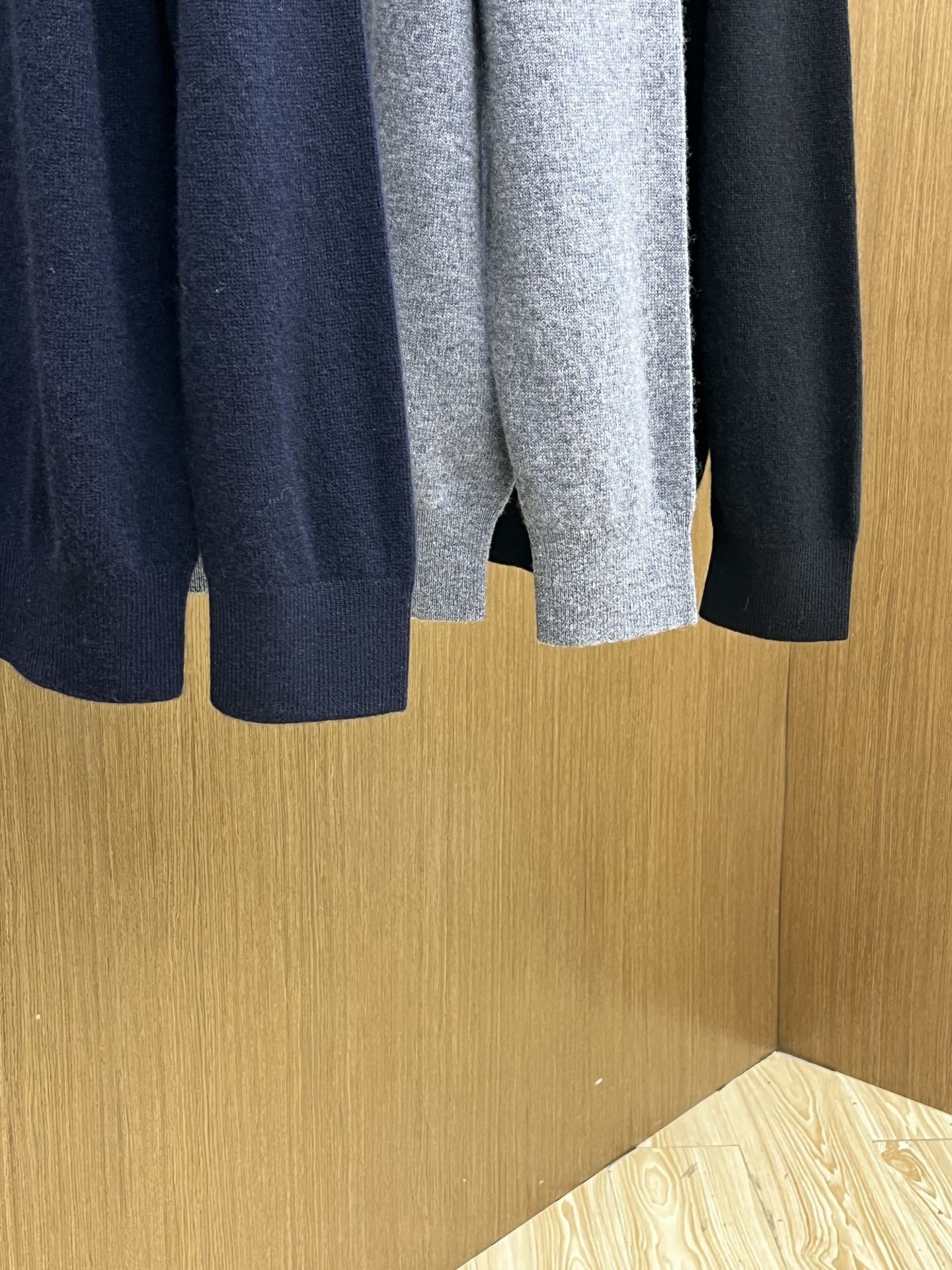 秋冬 PD 采用羊绒羊毛混纺纱线，保暖性佳，蓬松柔软，加倍呵护肌肤，给你轻如无物的穿着感体验。高品质天然