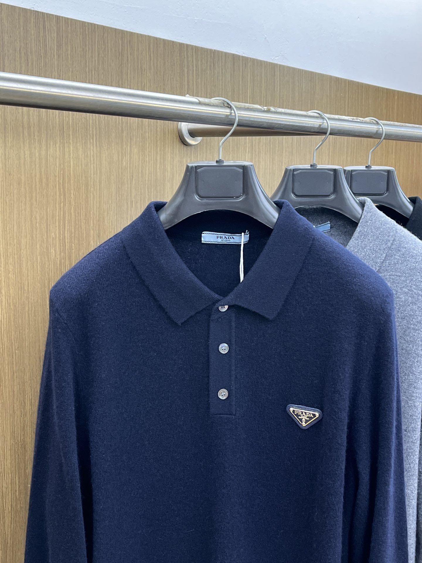 秋冬 PD 采用羊绒羊毛混纺纱线，保暖性佳，蓬松柔软，加倍呵护肌肤，给你轻如无物的穿着感体验。高品质天然