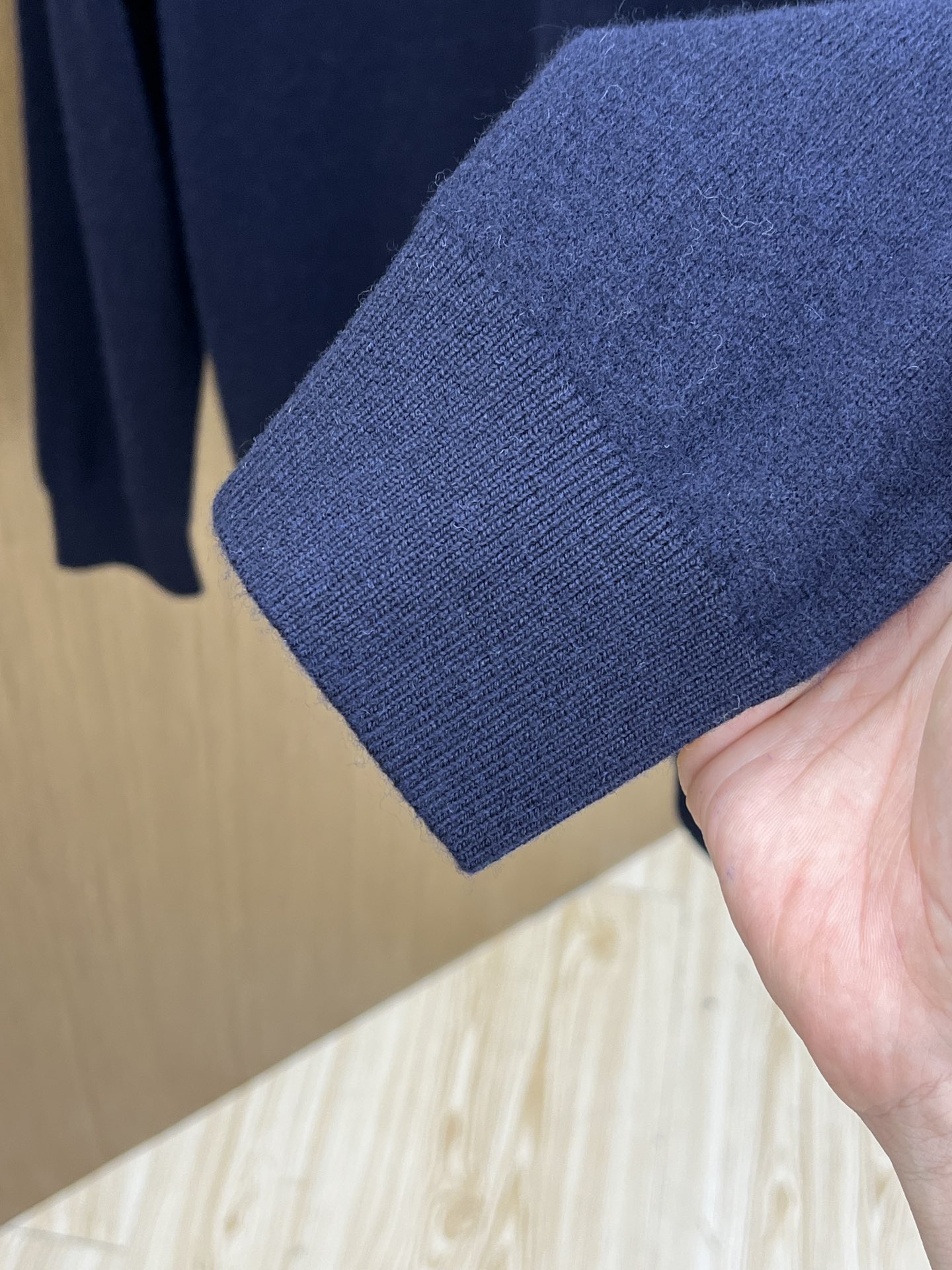 秋冬 PD 采用羊绒羊毛混纺纱线，保暖性佳，蓬松柔软，加倍呵护肌肤，给你轻如无物的穿着感体验。高品质天然