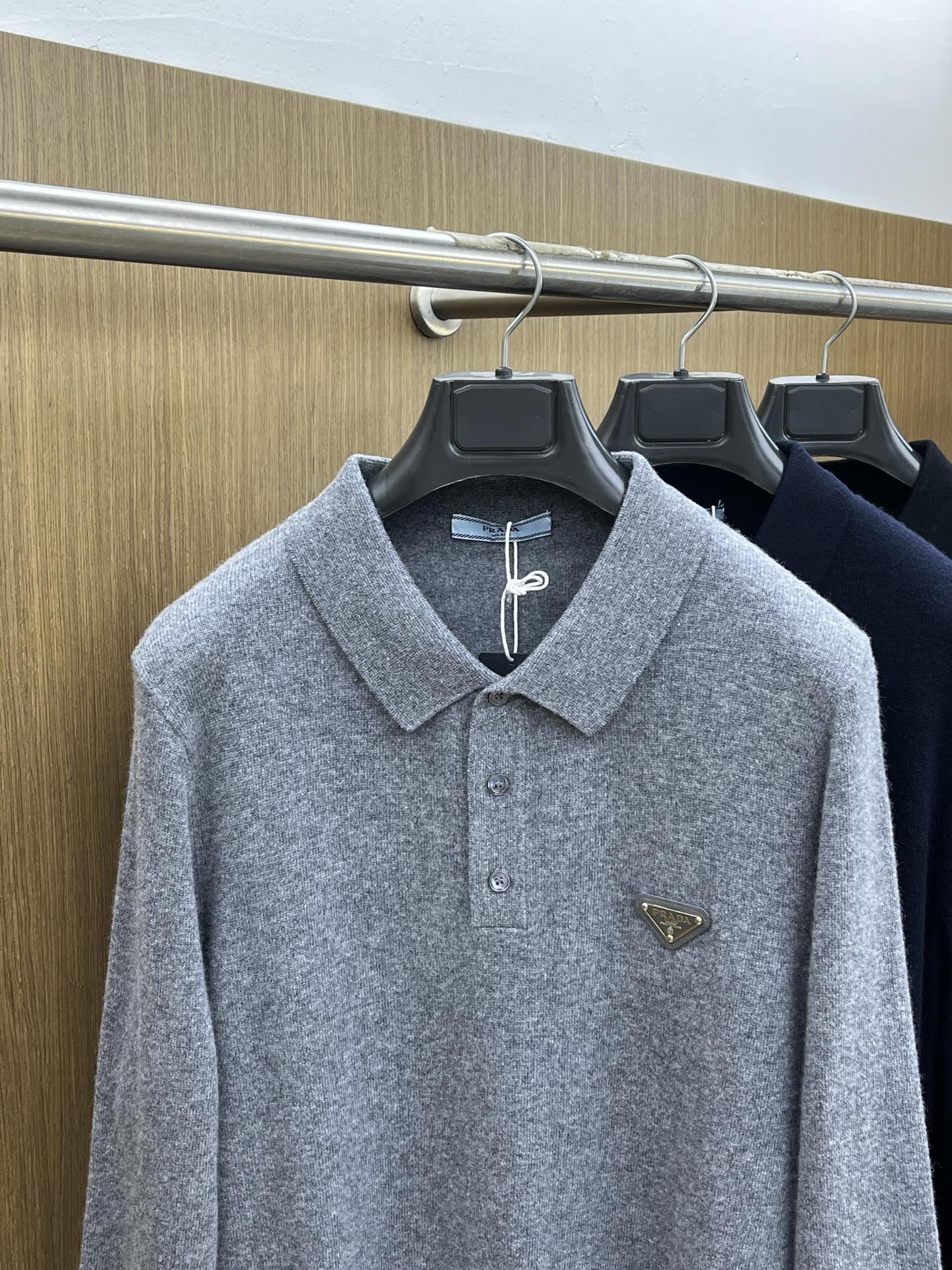 秋冬 PD 采用羊绒羊毛混纺纱线，保暖性佳，蓬松柔软，加倍呵护肌肤，给你轻如无物的穿着感体验。高品质天然