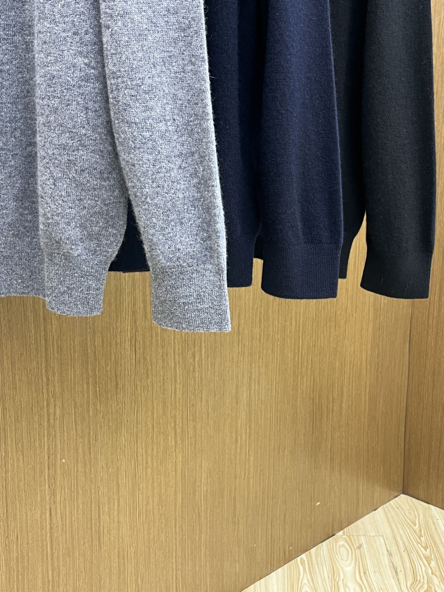 秋冬 PD 采用羊绒羊毛混纺纱线，保暖性佳，蓬松柔软，加倍呵护肌肤，给你轻如无物的穿着感体验。高品质天然