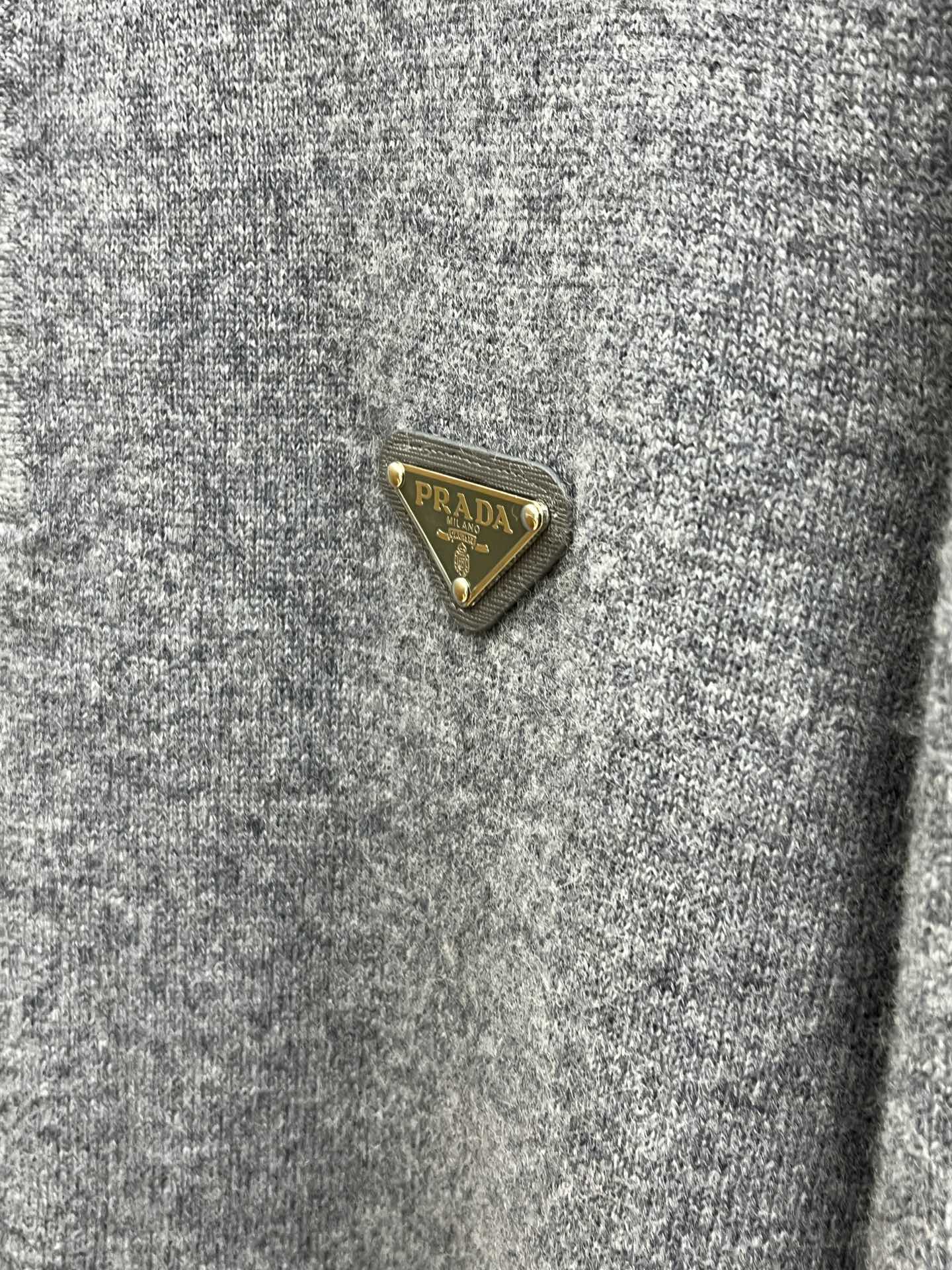 秋冬 PD 采用羊绒羊毛混纺纱线，保暖性佳，蓬松柔软，加倍呵护肌肤，给你轻如无物的穿着感体验。高品质天然