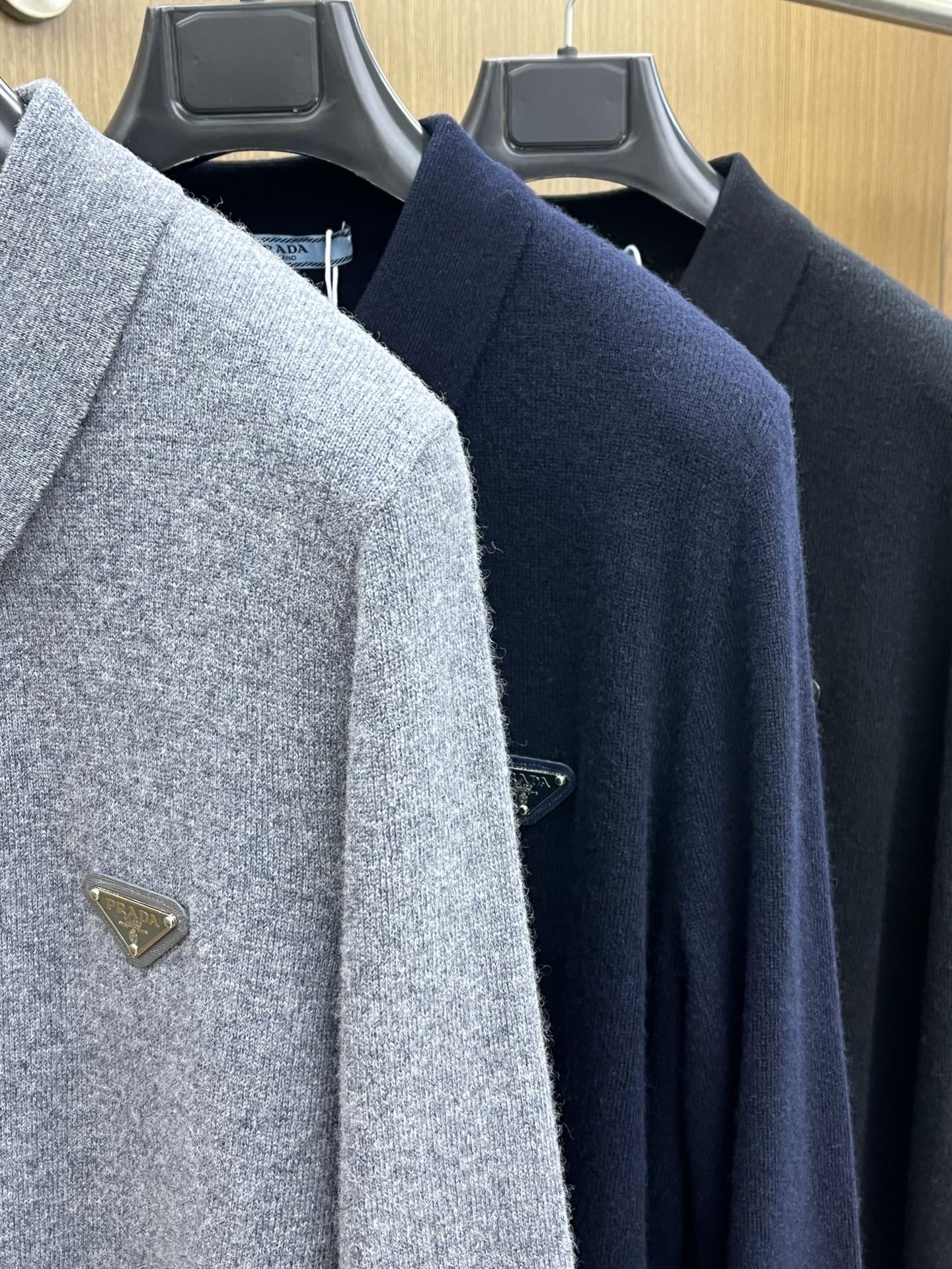 秋冬 PD 采用羊绒羊毛混纺纱线，保暖性佳，蓬松柔软，加倍呵护肌肤，给你轻如无物的穿着感体验。高品质天然