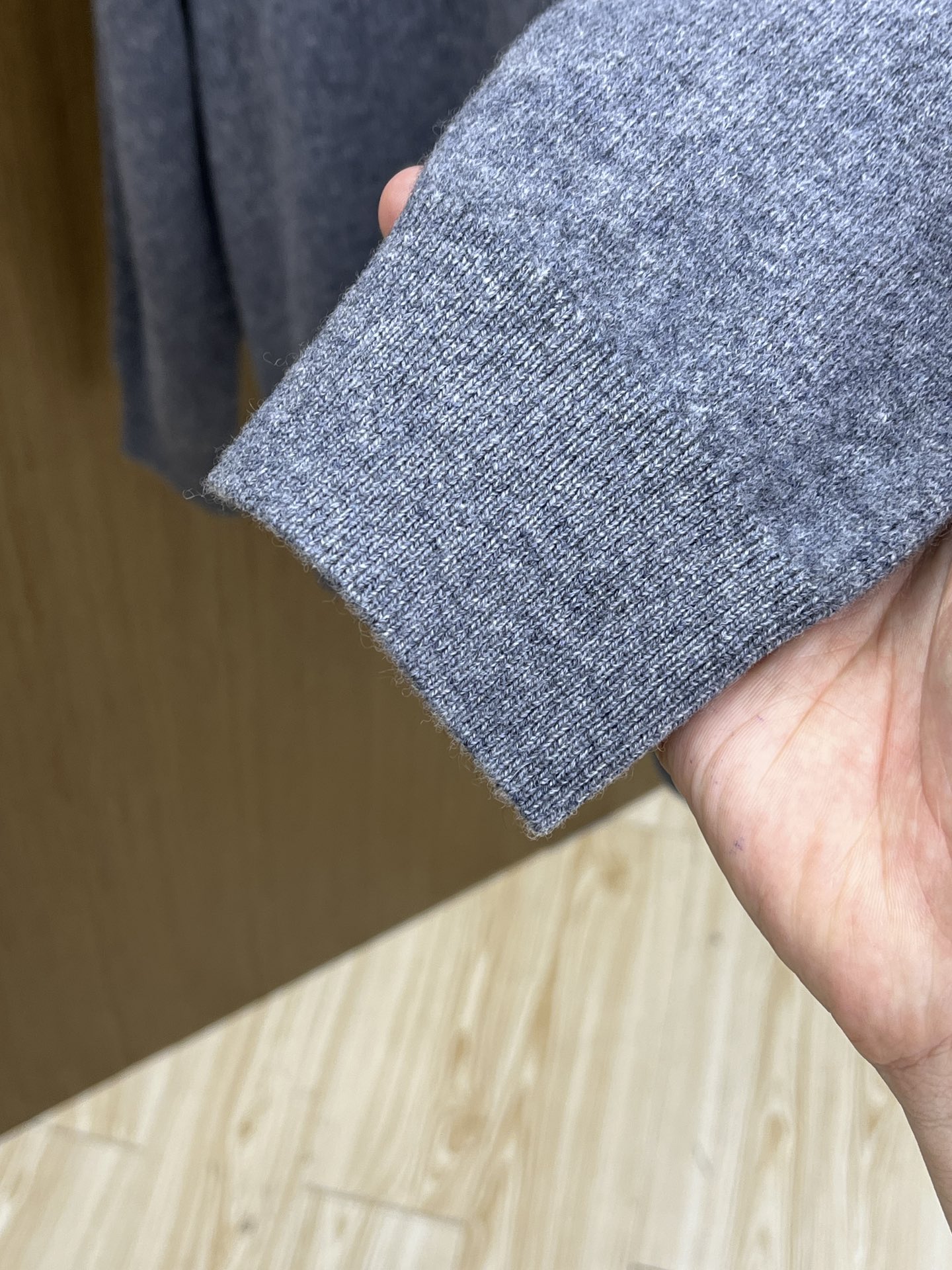 秋冬 PD 采用羊绒羊毛混纺纱线，保暖性佳，蓬松柔软，加倍呵护肌肤，给你轻如无物的穿着感体验。高品质天然