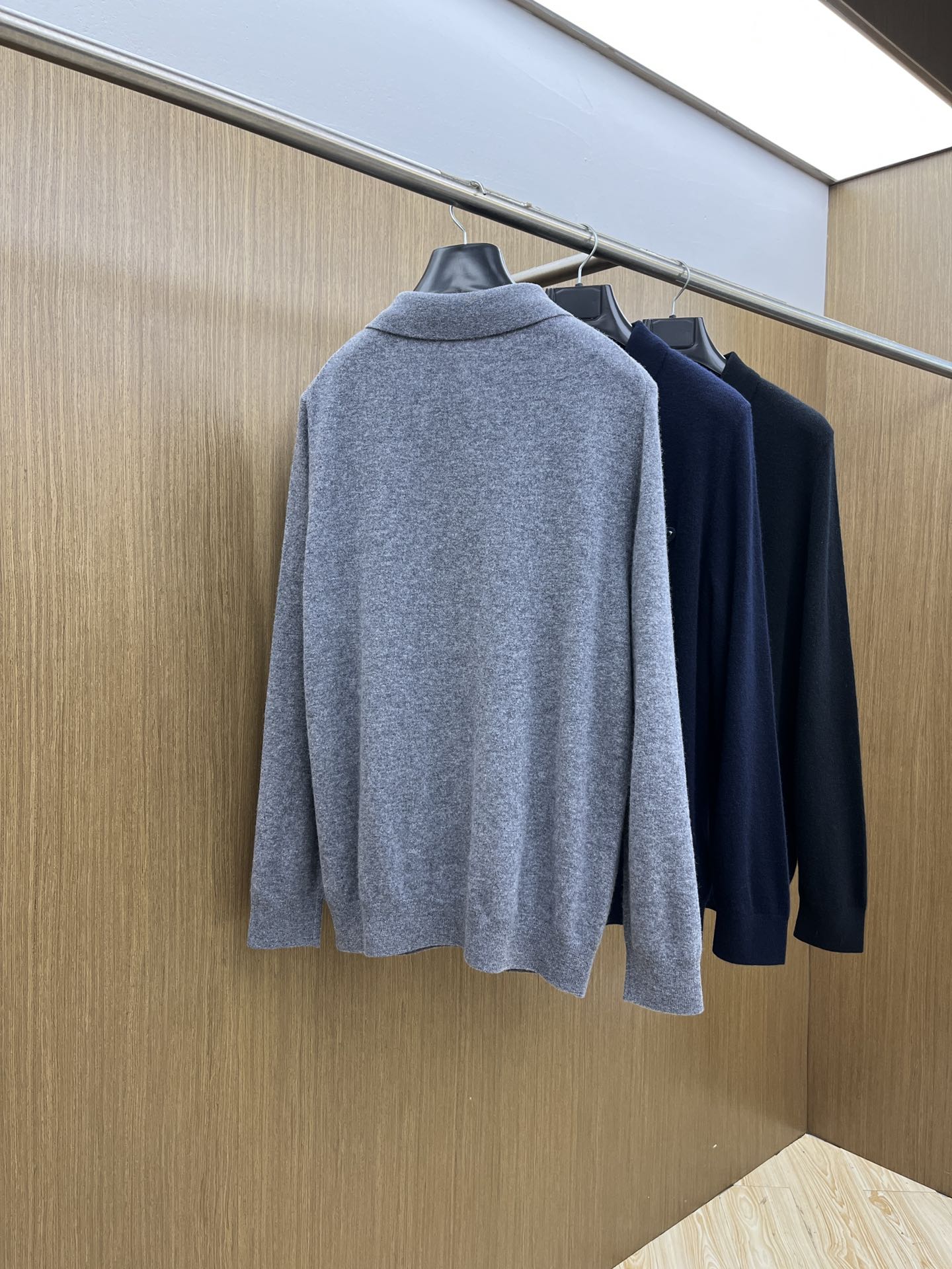 秋冬 PD 采用羊绒羊毛混纺纱线，保暖性佳，蓬松柔软，加倍呵护肌肤，给你轻如无物的穿着感体验。高品质天然