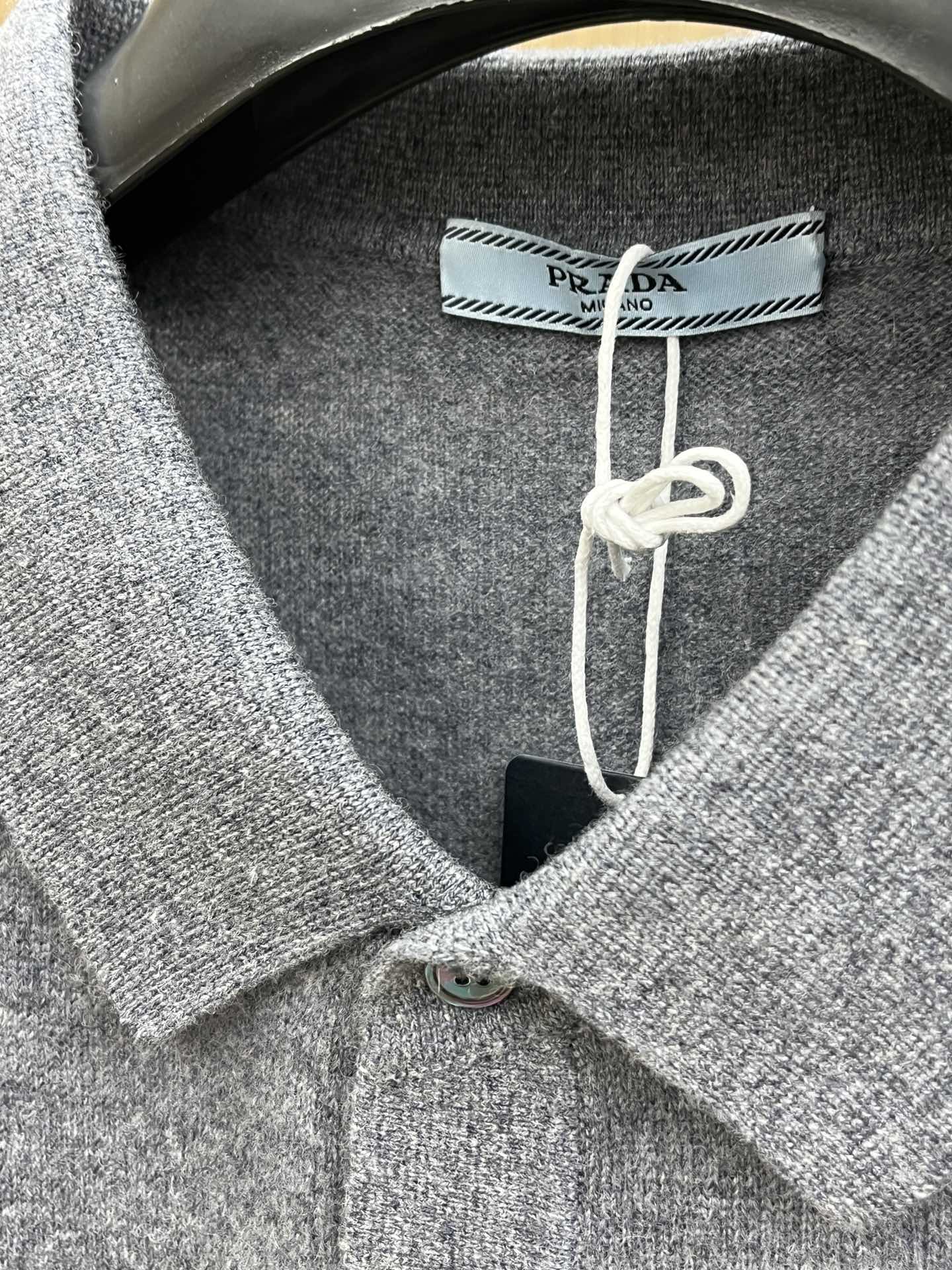 秋冬 PD 采用羊绒羊毛混纺纱线，保暖性佳，蓬松柔软，加倍呵护肌肤，给你轻如无物的穿着感体验。高品质天然