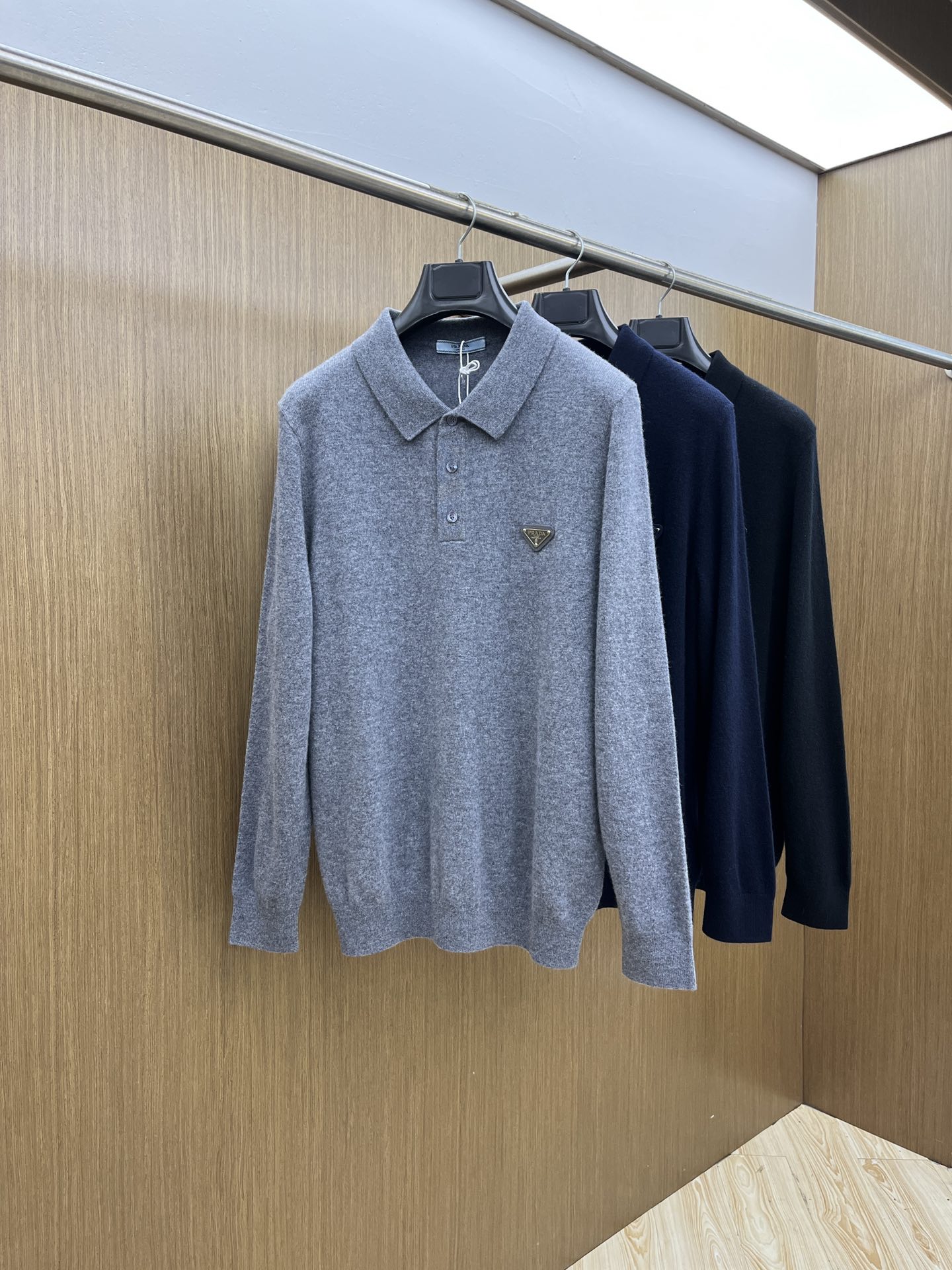 秋冬 PD 采用羊绒羊毛混纺纱线，保暖性佳，蓬松柔软，加倍呵护肌肤，给你轻如无物的穿着感体验。高品质天然