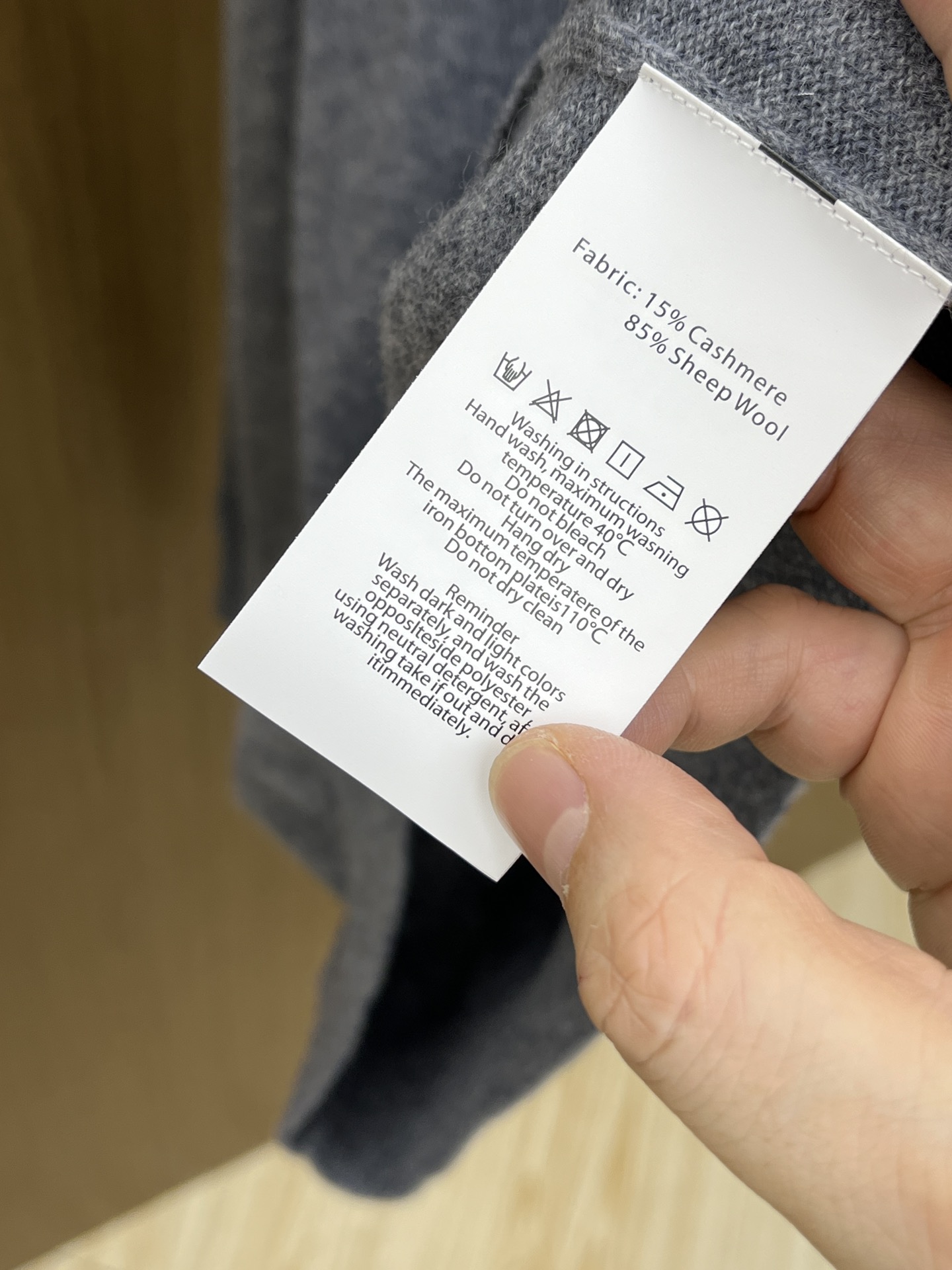 秋冬 PD 采用羊绒羊毛混纺纱线，保暖性佳，蓬松柔软，加倍呵护肌肤，给你轻如无物的穿着感体验。高品质天然