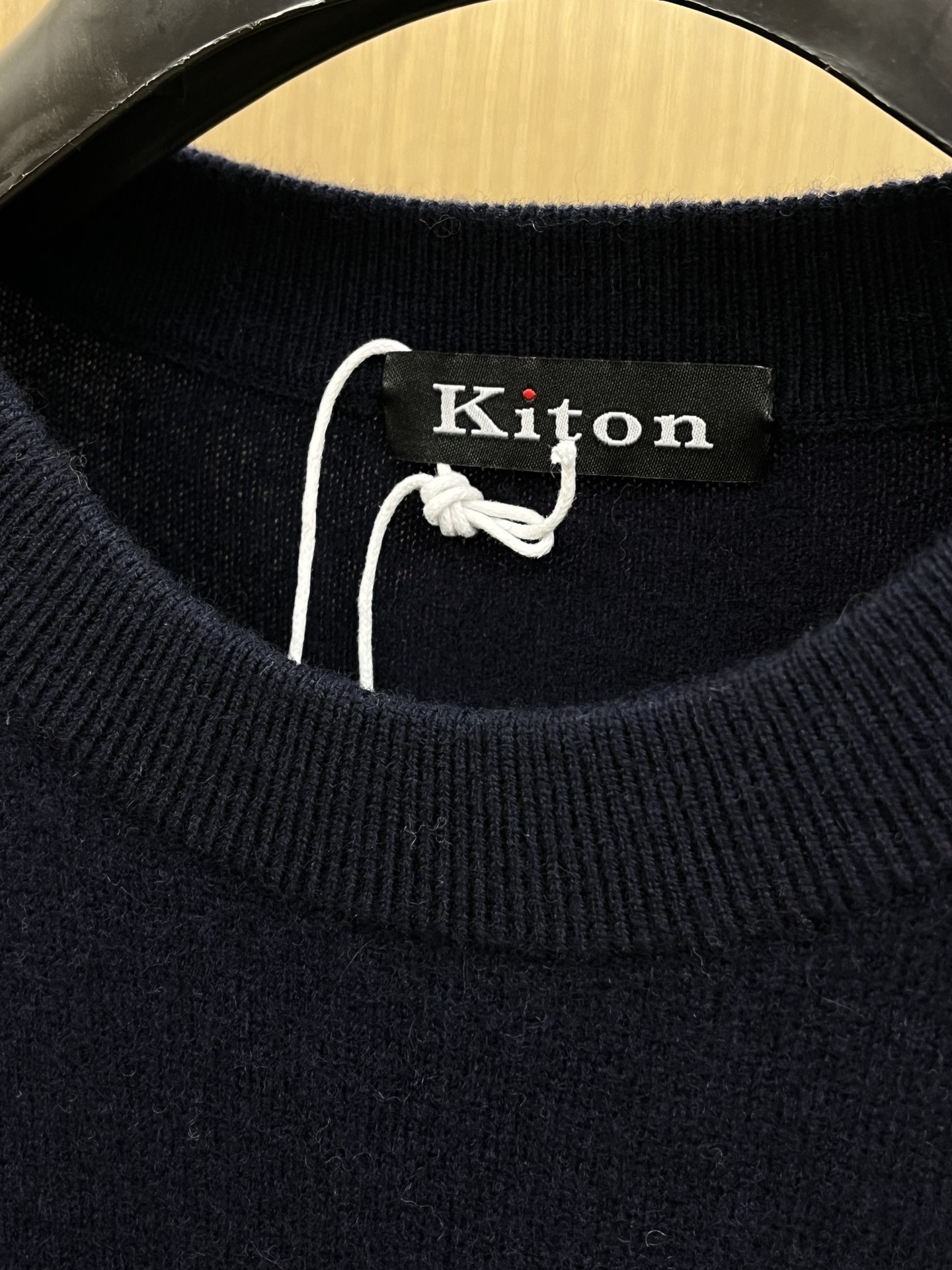 秋冬 Kiton 采用羊绒羊毛混纺纱线，保暖性佳，蓬松柔软，加倍呵护肌肤，给你轻如无物的穿着感体验。高品