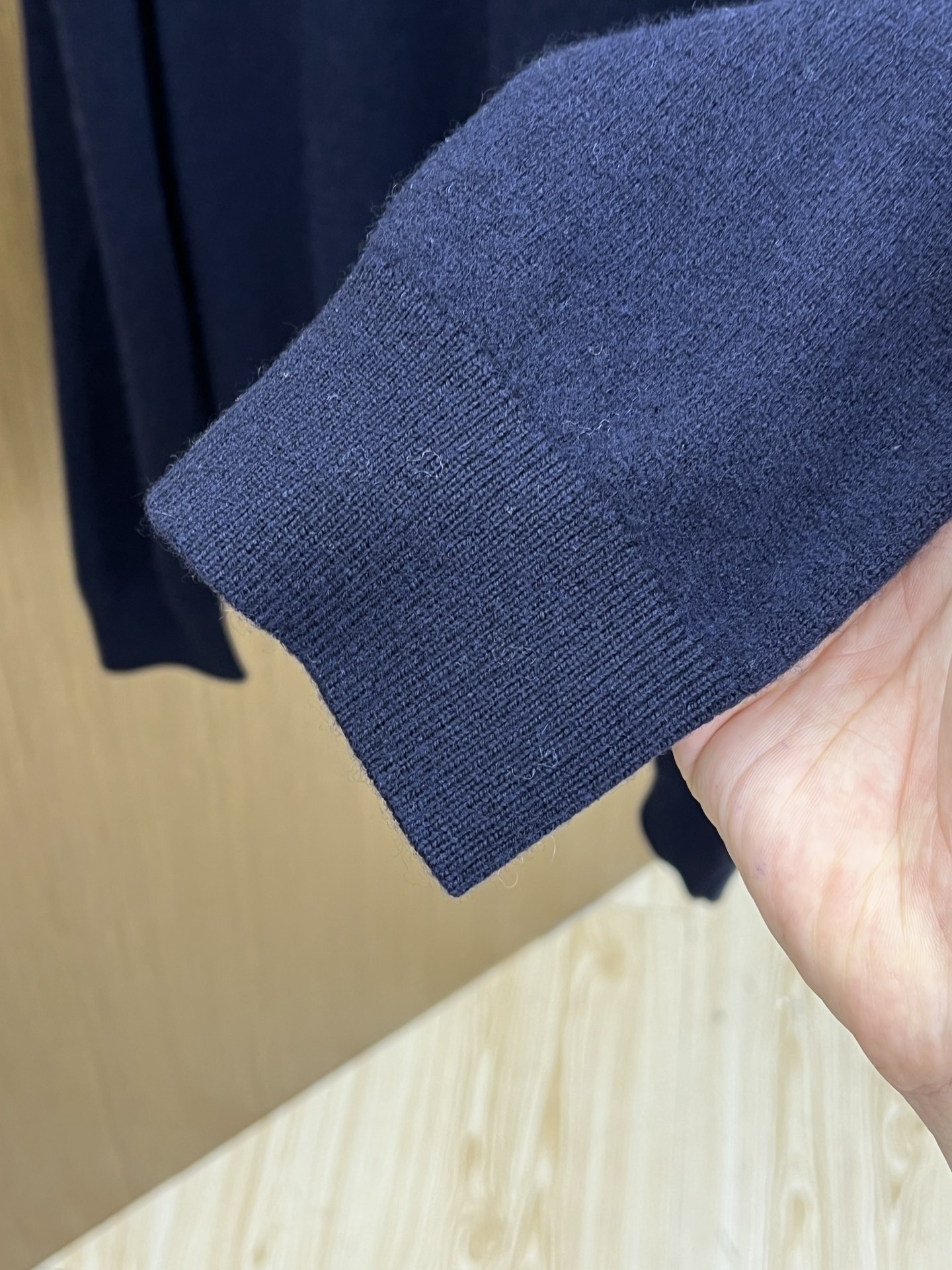 秋冬 Kiton 采用羊绒羊毛混纺纱线，保暖性佳，蓬松柔软，加倍呵护肌肤，给你轻如无物的穿着感体验。高品