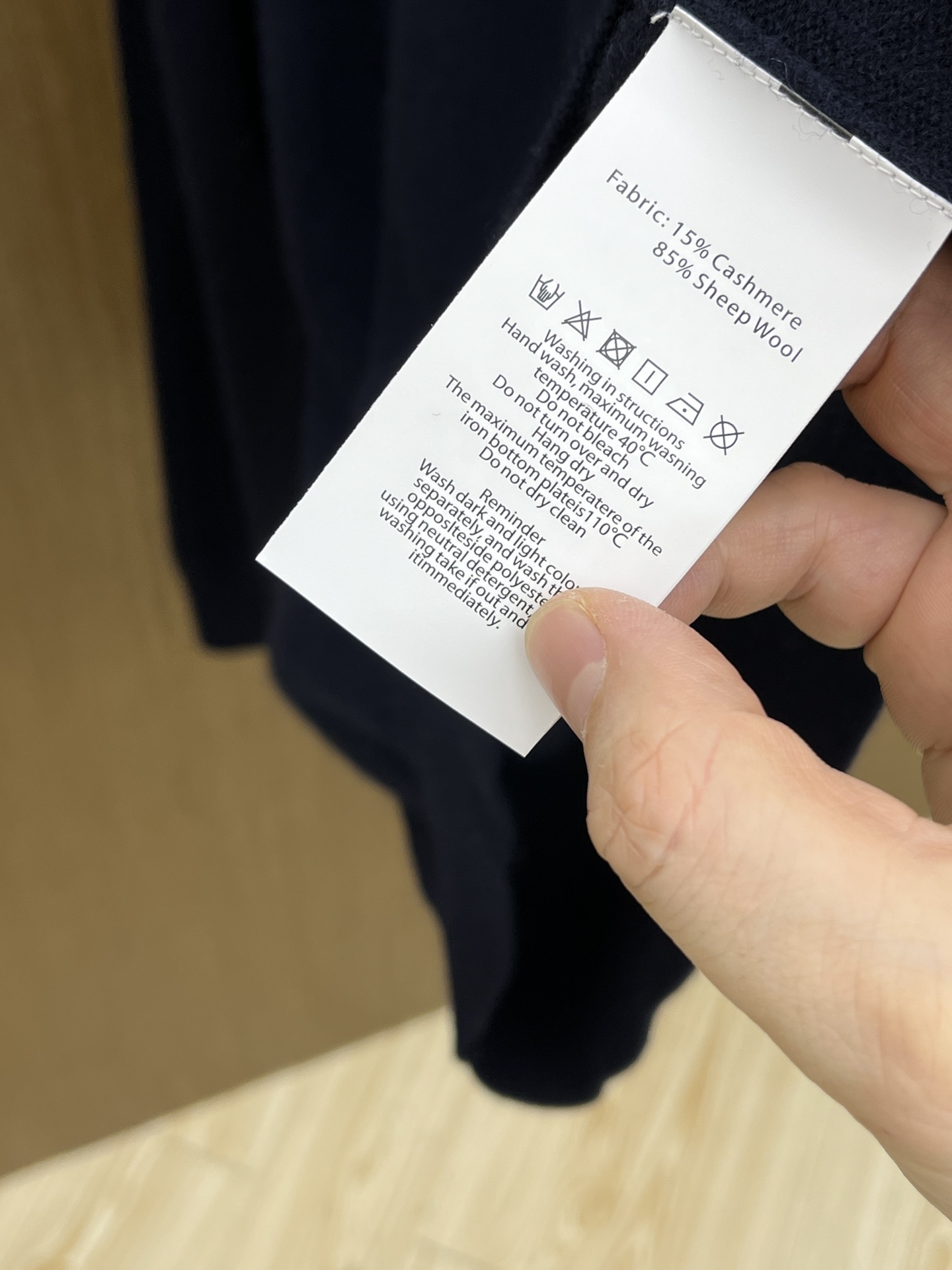 秋冬 Kiton 采用羊绒羊毛混纺纱线，保暖性佳，蓬松柔软，加倍呵护肌肤，给你轻如无物的穿着感体验。高品