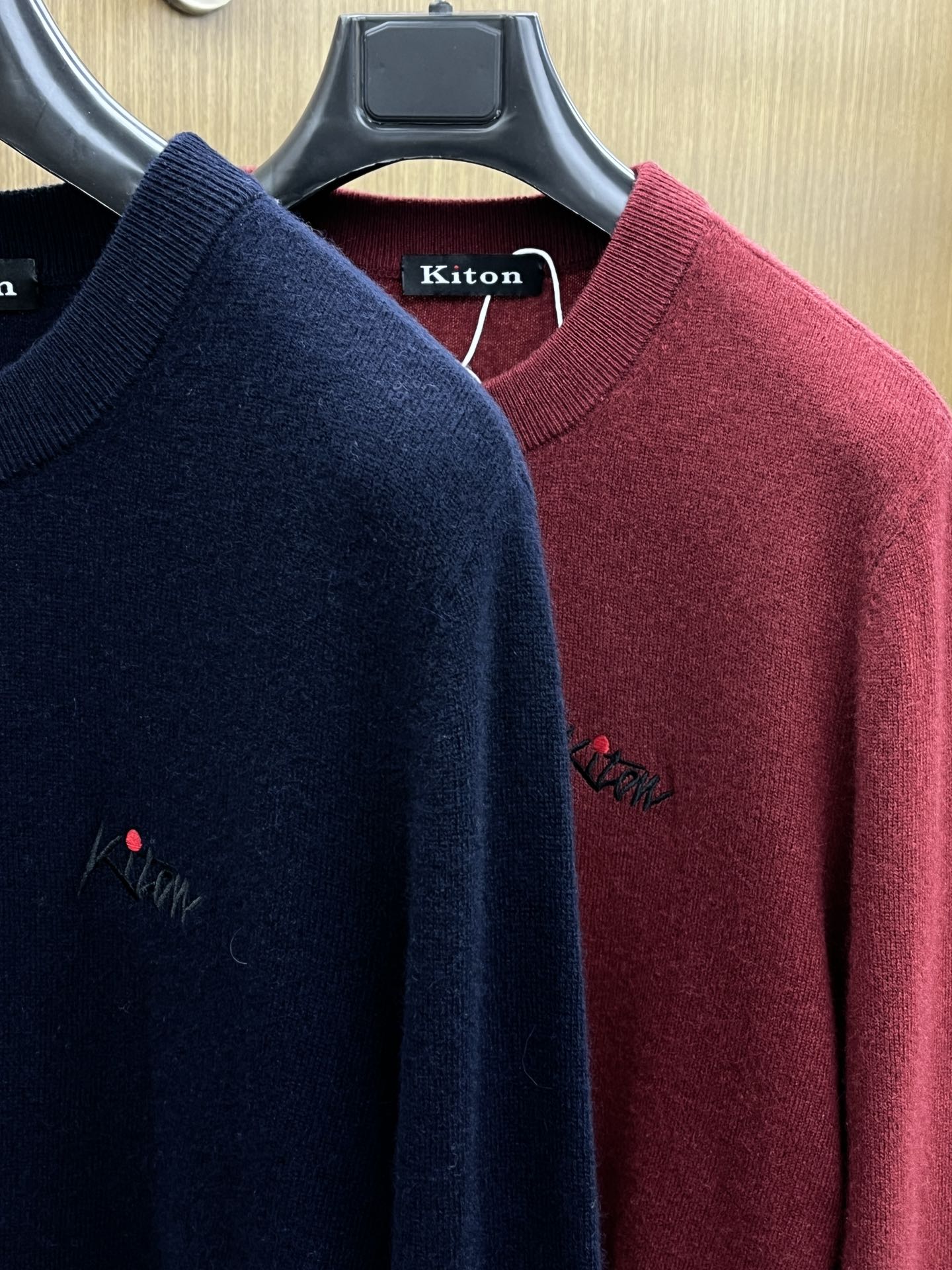 秋冬 Kiton 采用羊绒羊毛混纺纱线，保暖性佳，蓬松柔软，加倍呵护肌肤，给你轻如无物的穿着感体验。高品