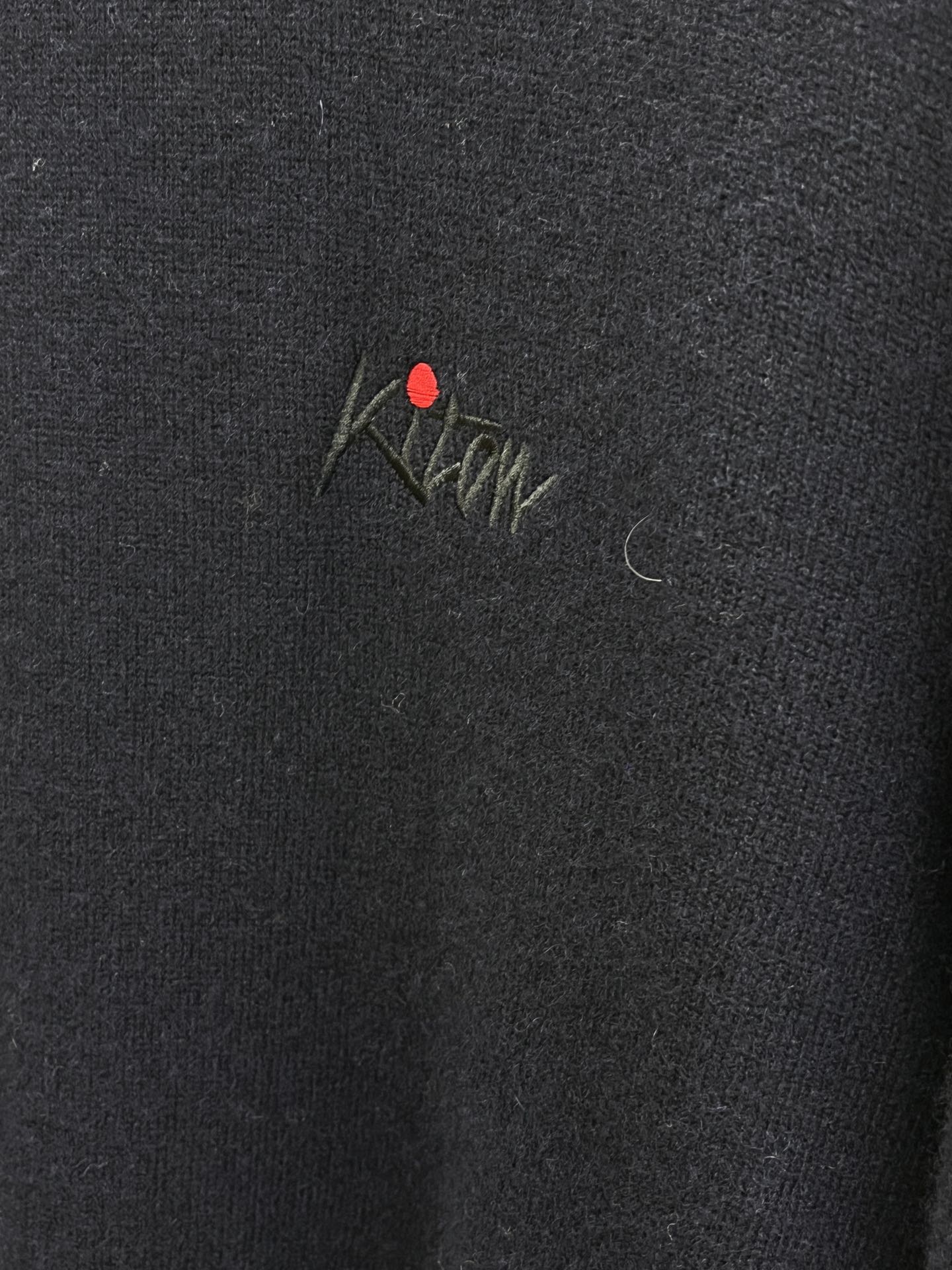 秋冬 Kiton 采用羊绒羊毛混纺纱线，保暖性佳，蓬松柔软，加倍呵护肌肤，给你轻如无物的穿着感体验。高品