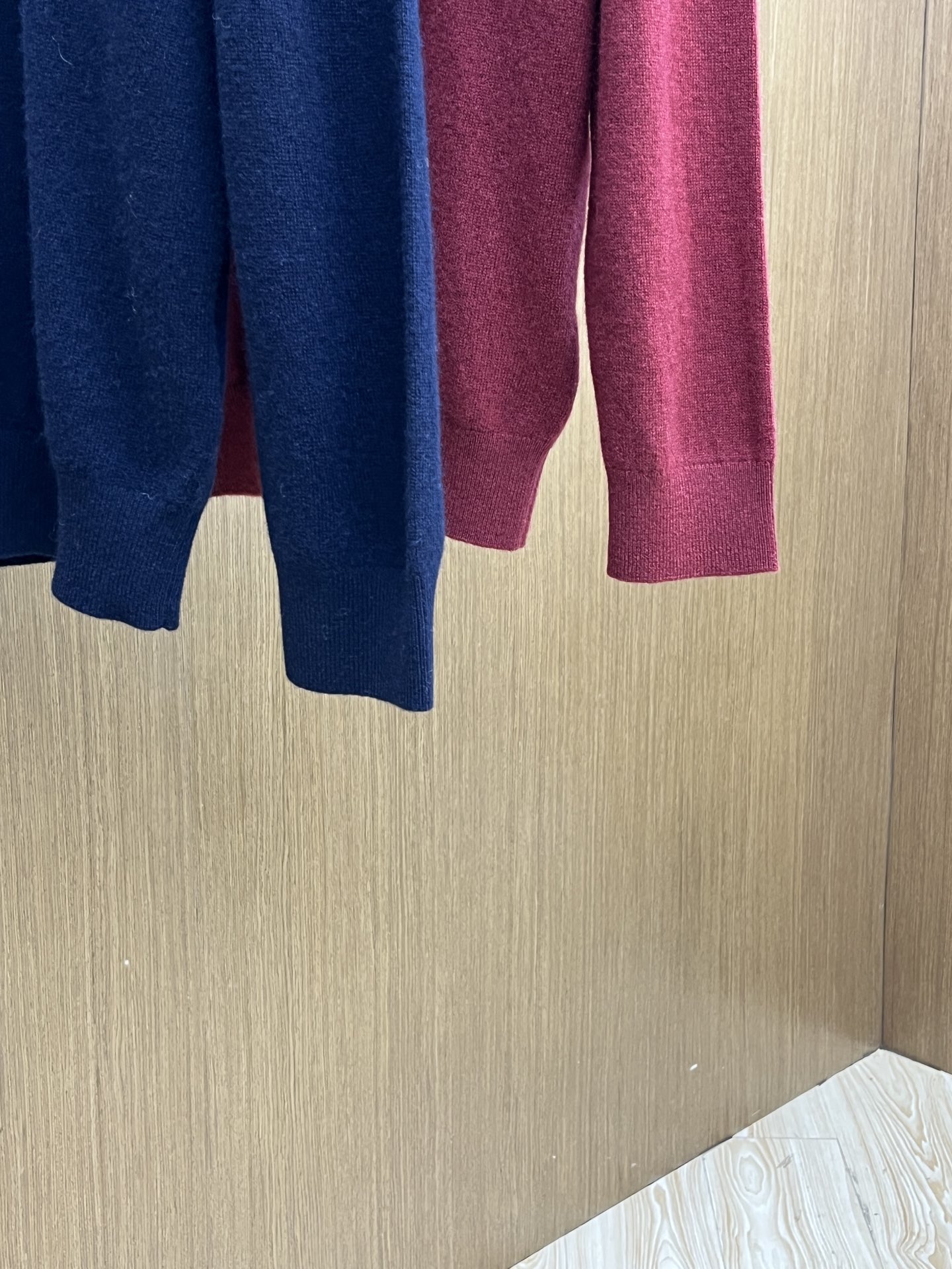 秋冬 Kiton 采用羊绒羊毛混纺纱线，保暖性佳，蓬松柔软，加倍呵护肌肤，给你轻如无物的穿着感体验。高品