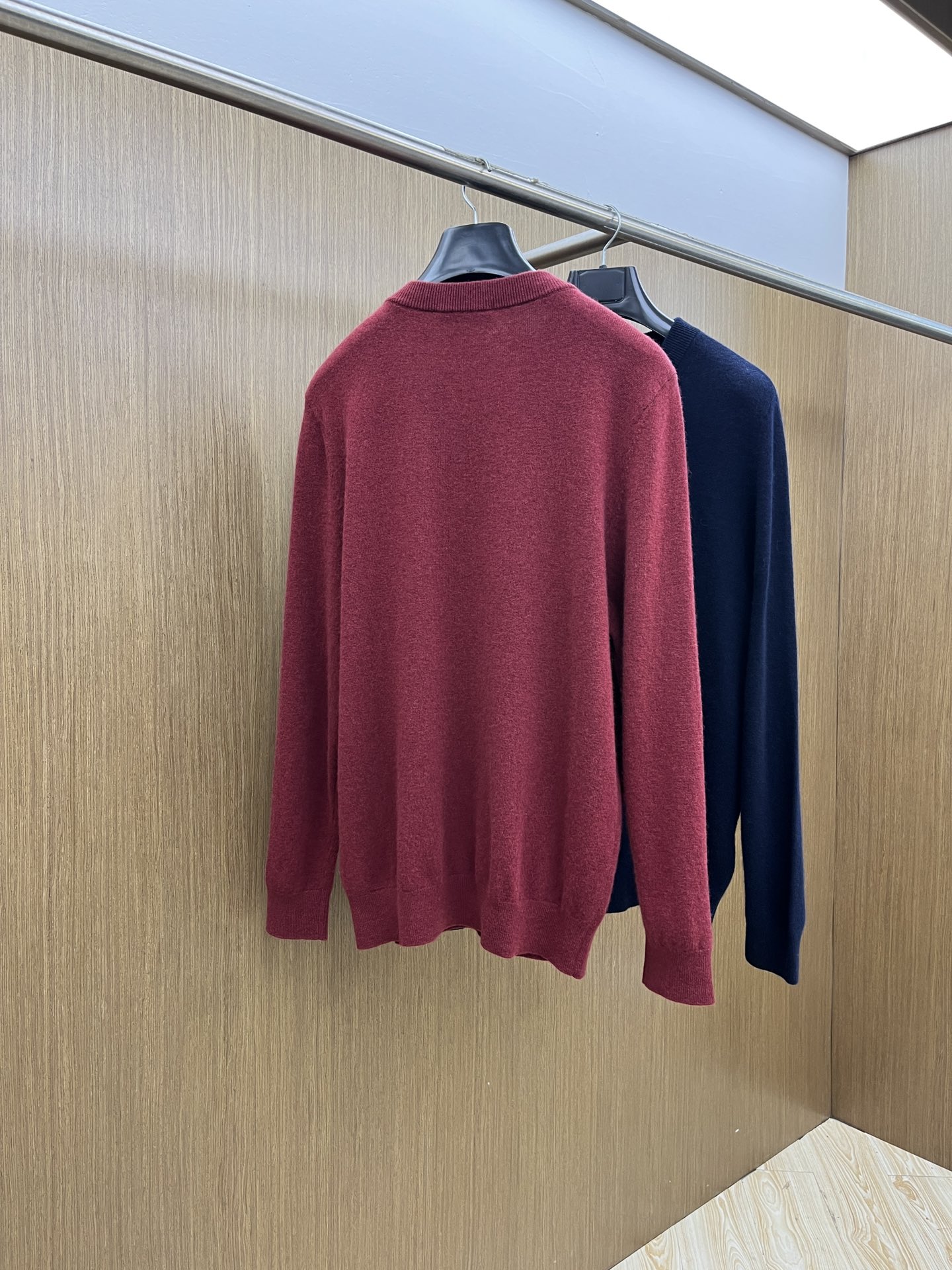 秋冬 Kiton 采用羊绒羊毛混纺纱线，保暖性佳，蓬松柔软，加倍呵护肌肤，给你轻如无物的穿着感体验。高品