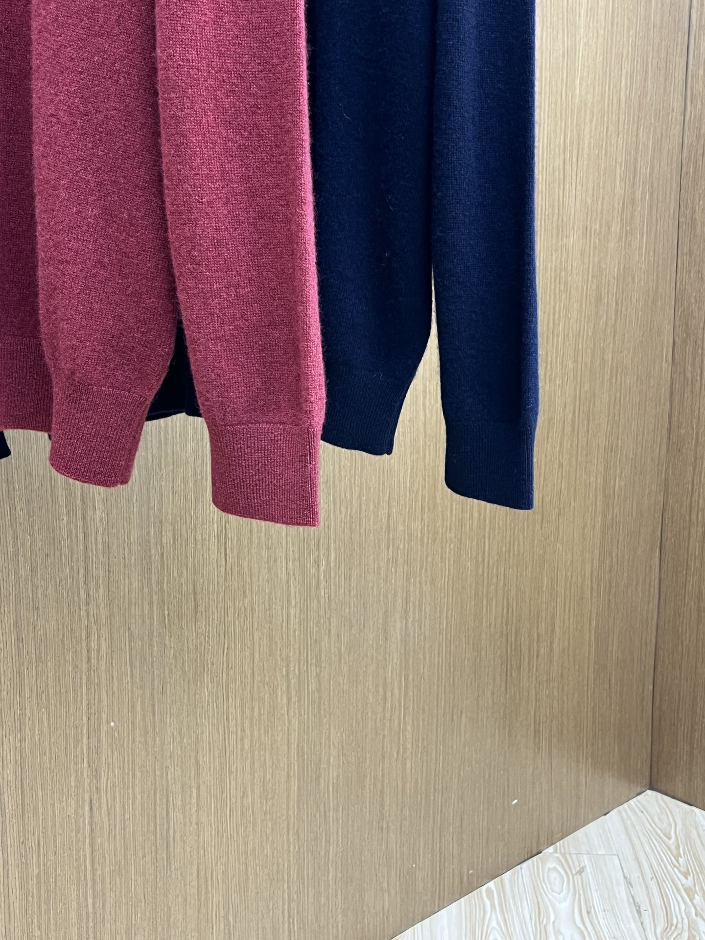 秋冬 Kiton 采用羊绒羊毛混纺纱线，保暖性佳，蓬松柔软，加倍呵护肌肤，给你轻如无物的穿着感体验。高品