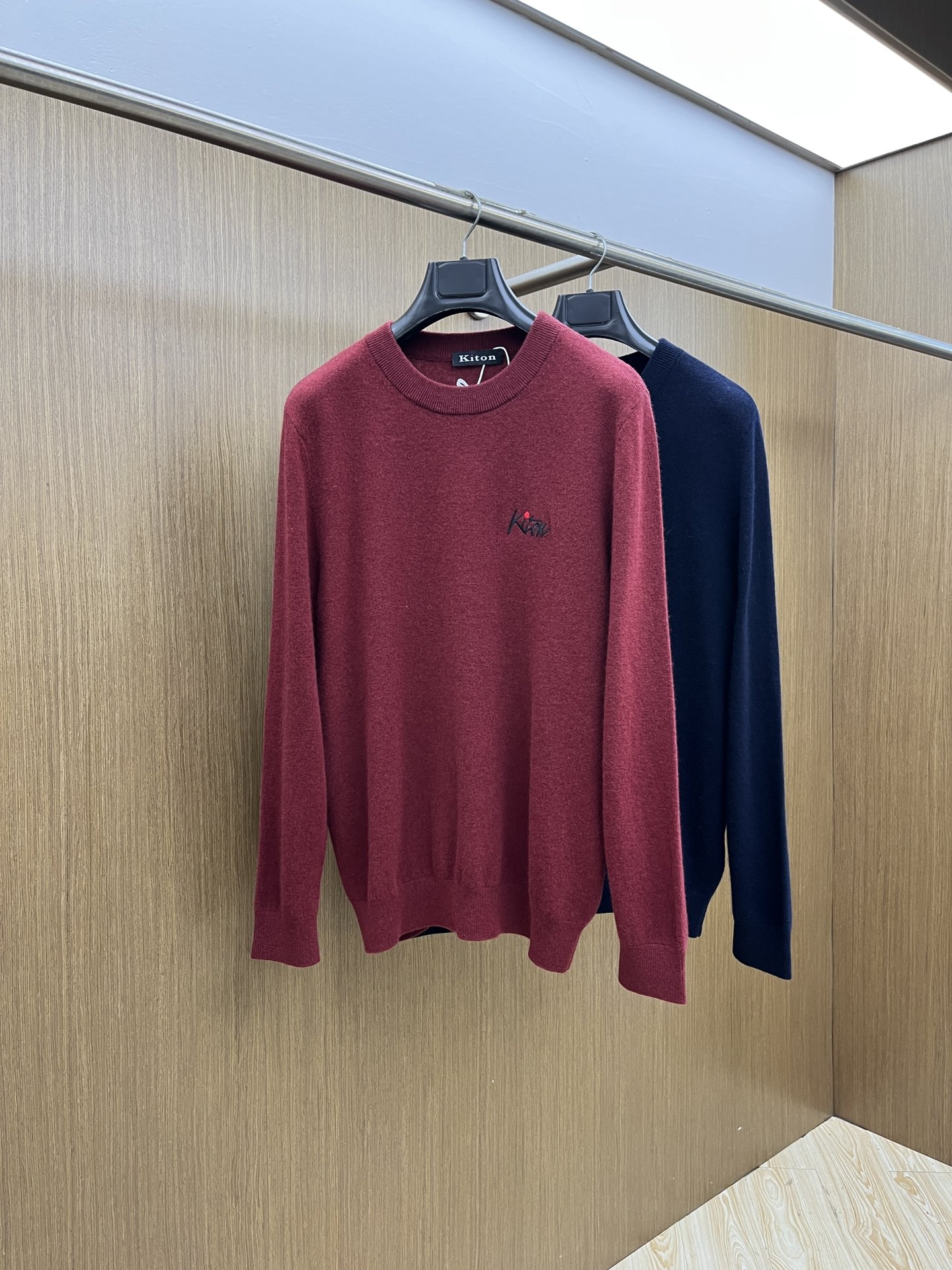 秋冬 Kiton 采用羊绒羊毛混纺纱线，保暖性佳，蓬松柔软，加倍呵护肌肤，给你轻如无物的穿着感体验。高品