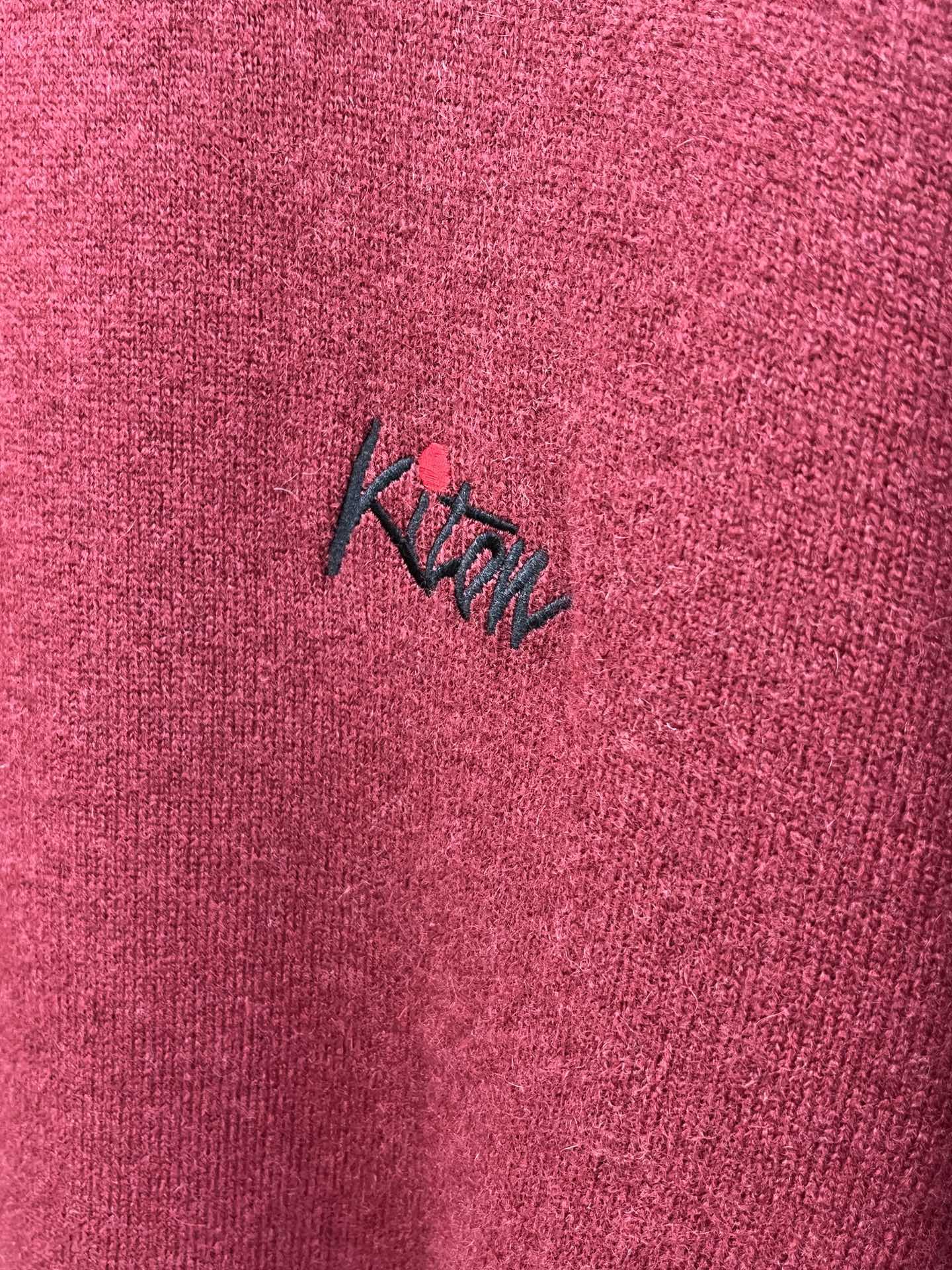 秋冬 Kiton 采用羊绒羊毛混纺纱线，保暖性佳，蓬松柔软，加倍呵护肌肤，给你轻如无物的穿着感体验。高品