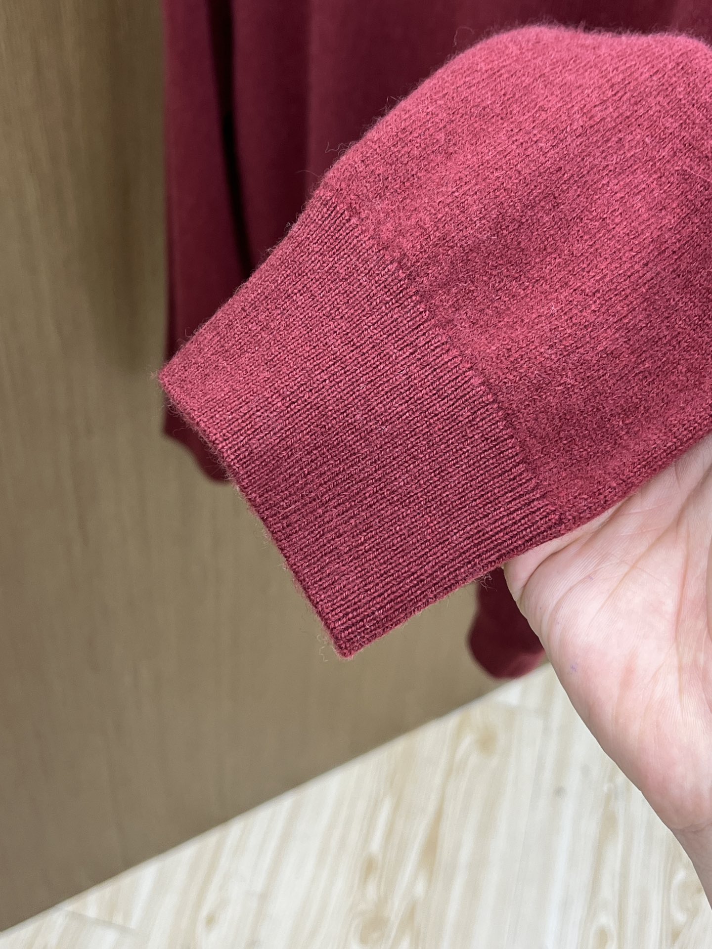 秋冬 Kiton 采用羊绒羊毛混纺纱线，保暖性佳，蓬松柔软，加倍呵护肌肤，给你轻如无物的穿着感体验。高品