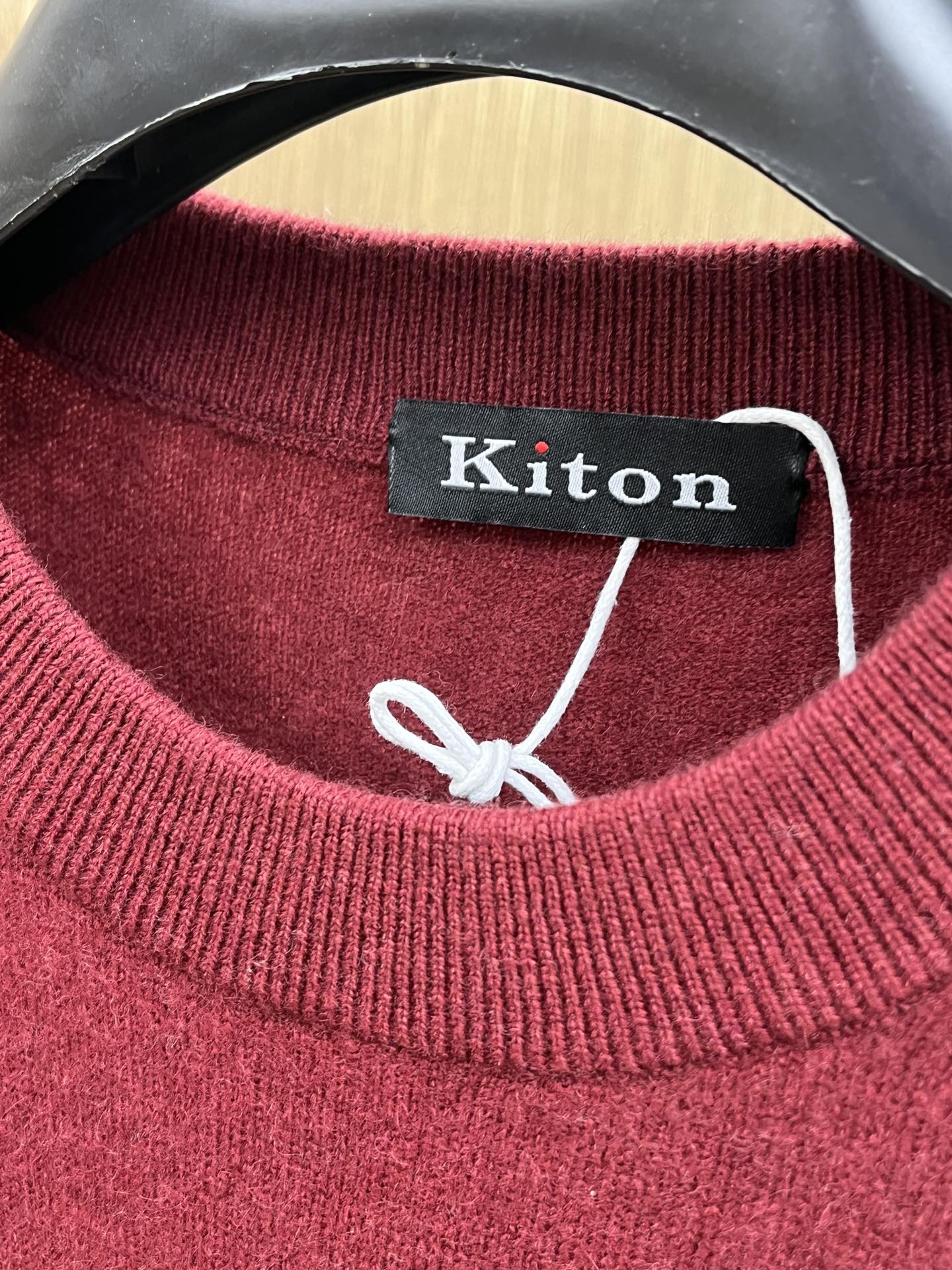 秋冬 Kiton 采用羊绒羊毛混纺纱线，保暖性佳，蓬松柔软，加倍呵护肌肤，给你轻如无物的穿着感体验。高品