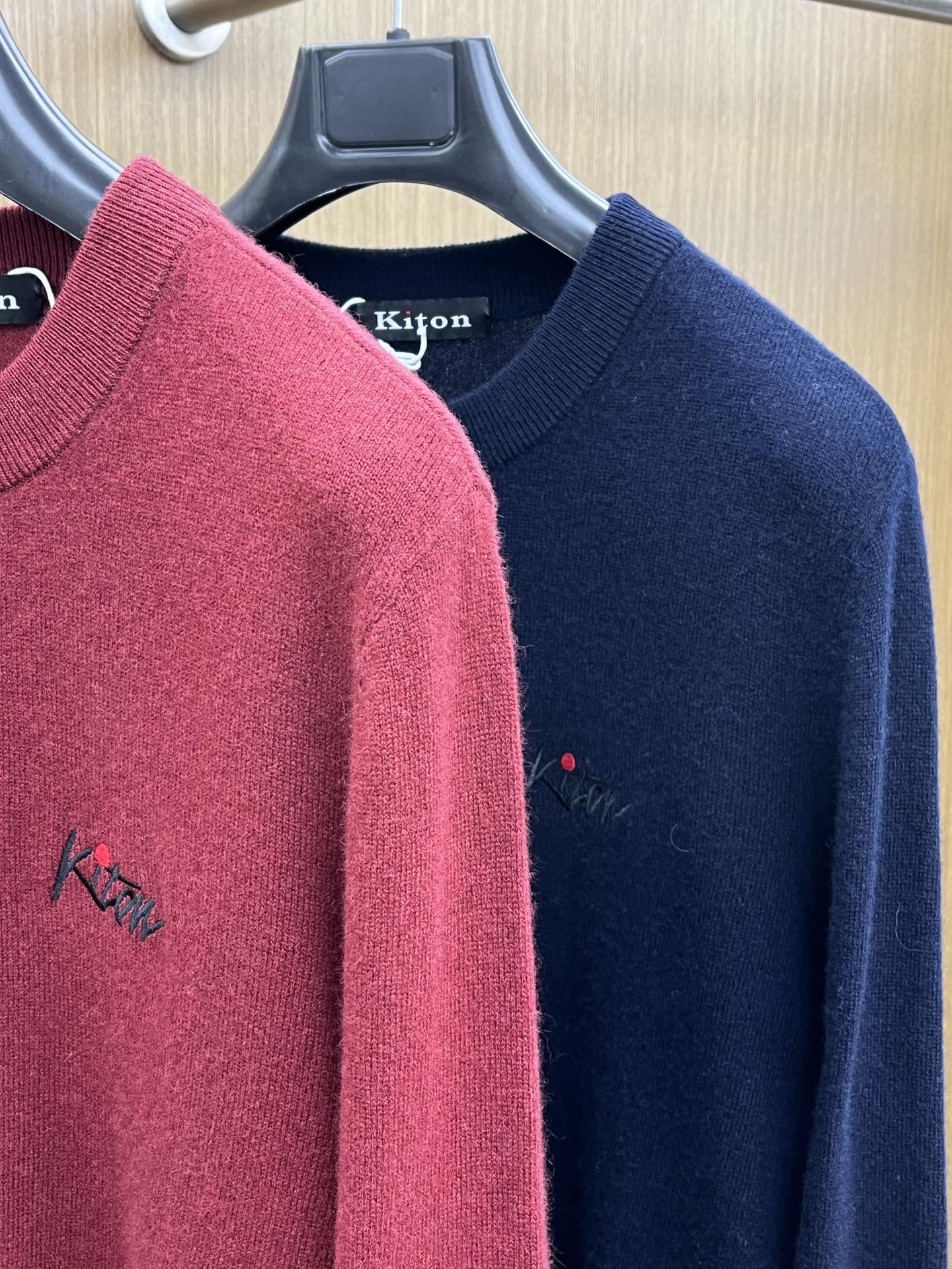 秋冬 Kiton 采用羊绒羊毛混纺纱线，保暖性佳，蓬松柔软，加倍呵护肌肤，给你轻如无物的穿着感体验。高品