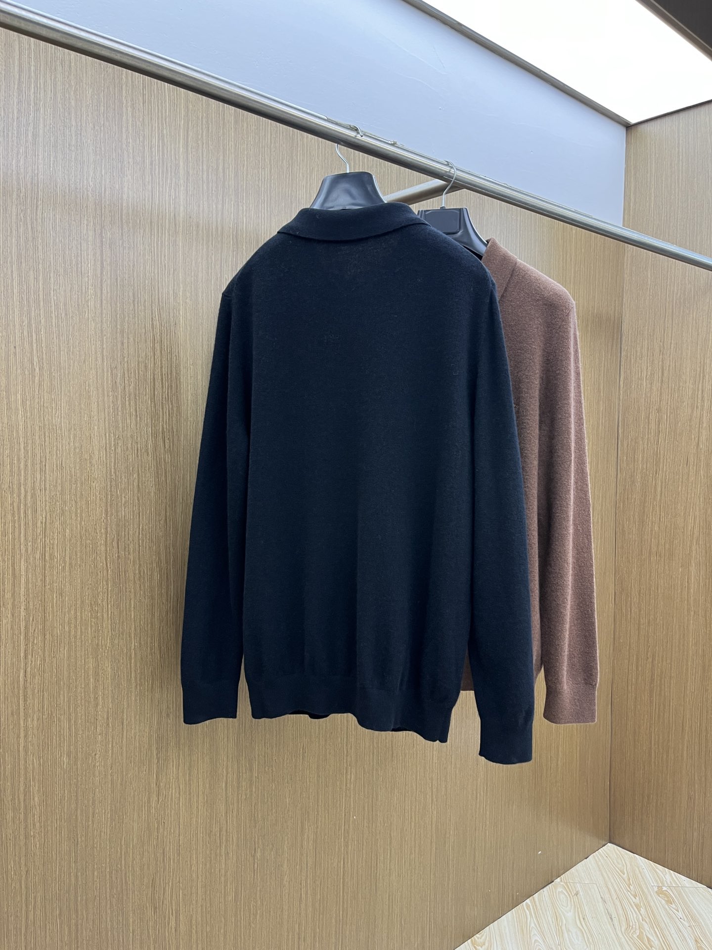 秋冬 lP🆕 采用羊绒羊毛混纺纱线，保暖性佳，蓬松柔软，加倍呵护肌肤，给你轻如无物的穿着感体验。高品质天