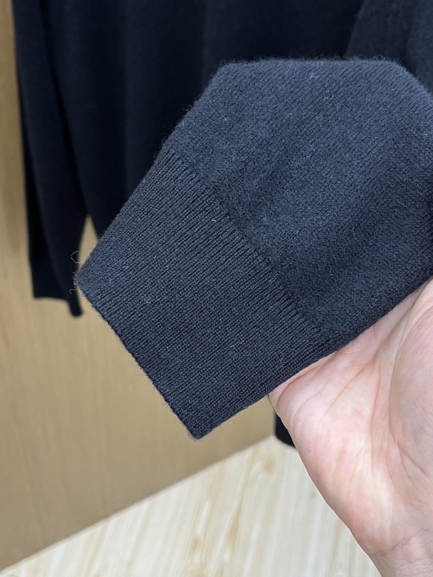 秋冬 lP🆕 采用羊绒羊毛混纺纱线，保暖性佳，蓬松柔软，加倍呵护肌肤，给你轻如无物的穿着感体验。高品质天