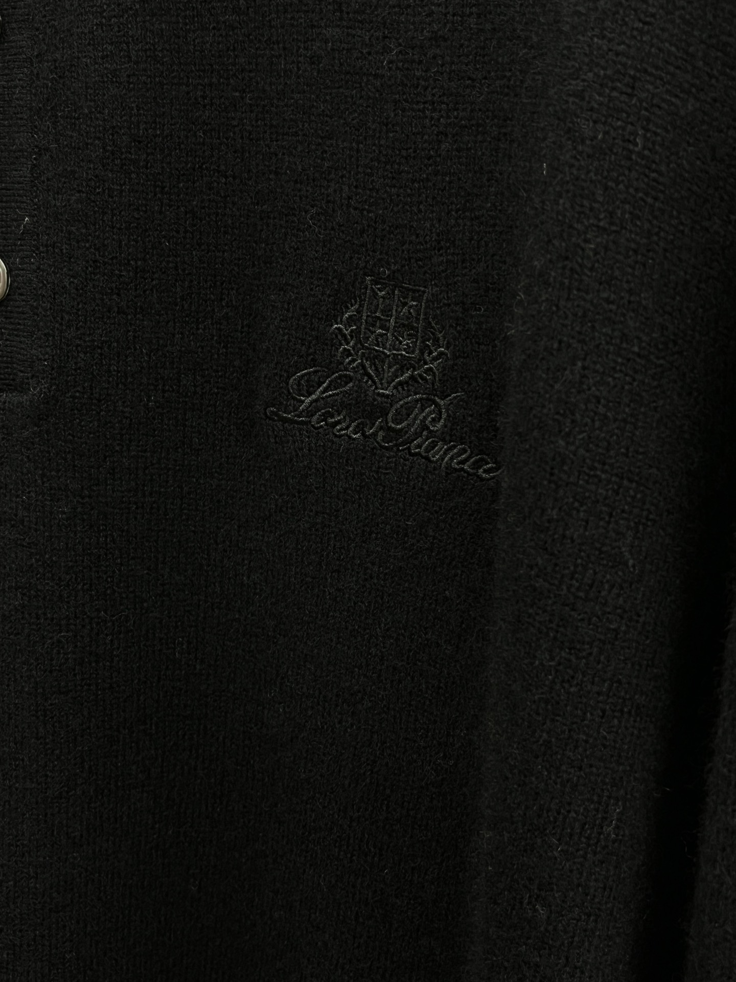 秋冬 lP🆕 采用羊绒羊毛混纺纱线，保暖性佳，蓬松柔软，加倍呵护肌肤，给你轻如无物的穿着感体验。高品质天