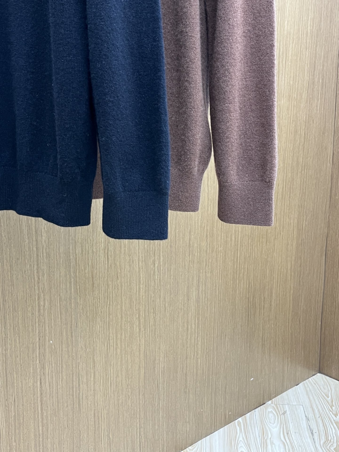 秋冬 lP🆕 采用羊绒羊毛混纺纱线，保暖性佳，蓬松柔软，加倍呵护肌肤，给你轻如无物的穿着感体验。高品质天