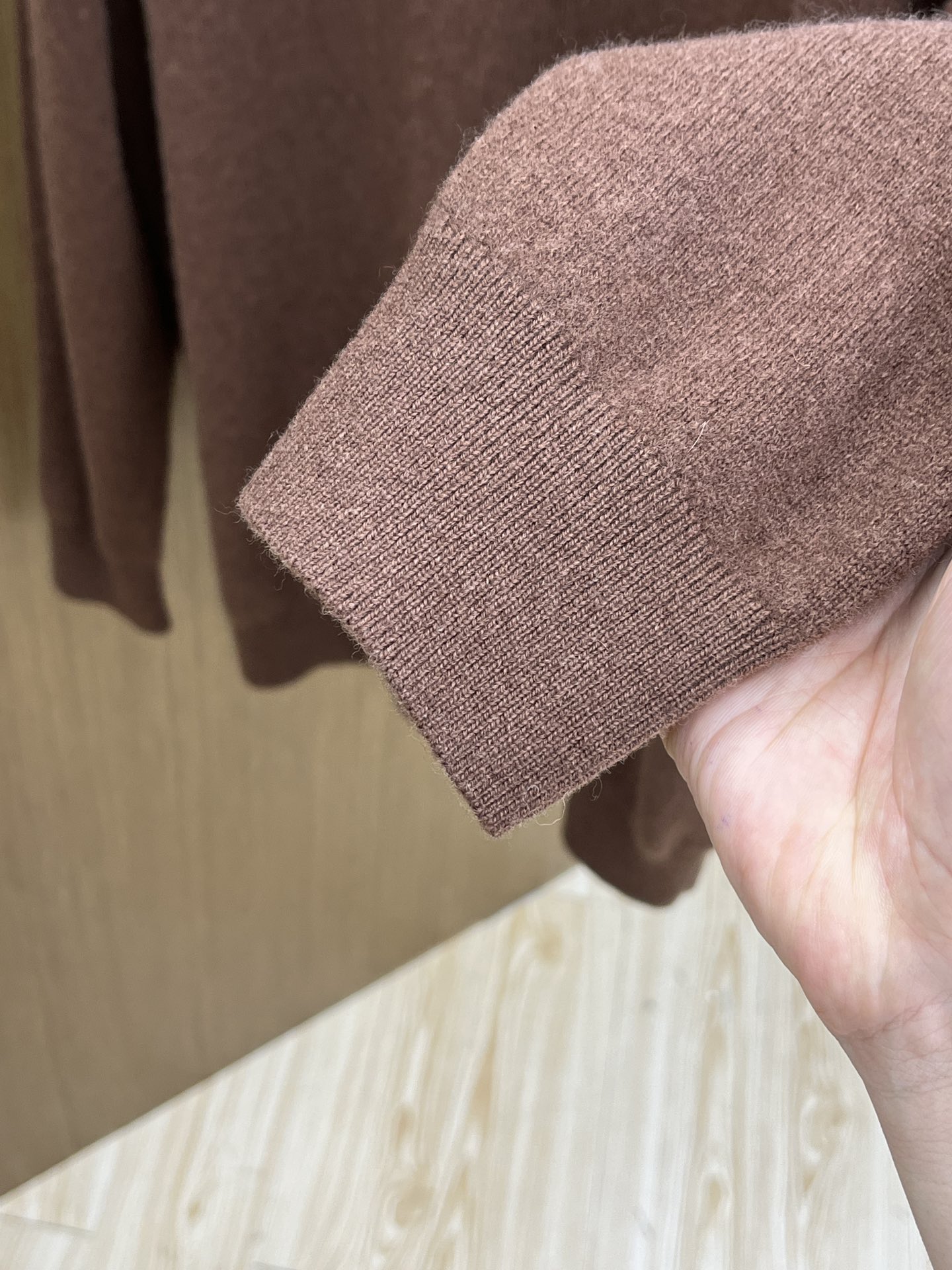 秋冬 lP🆕 采用羊绒羊毛混纺纱线，保暖性佳，蓬松柔软，加倍呵护肌肤，给你轻如无物的穿着感体验。高品质天