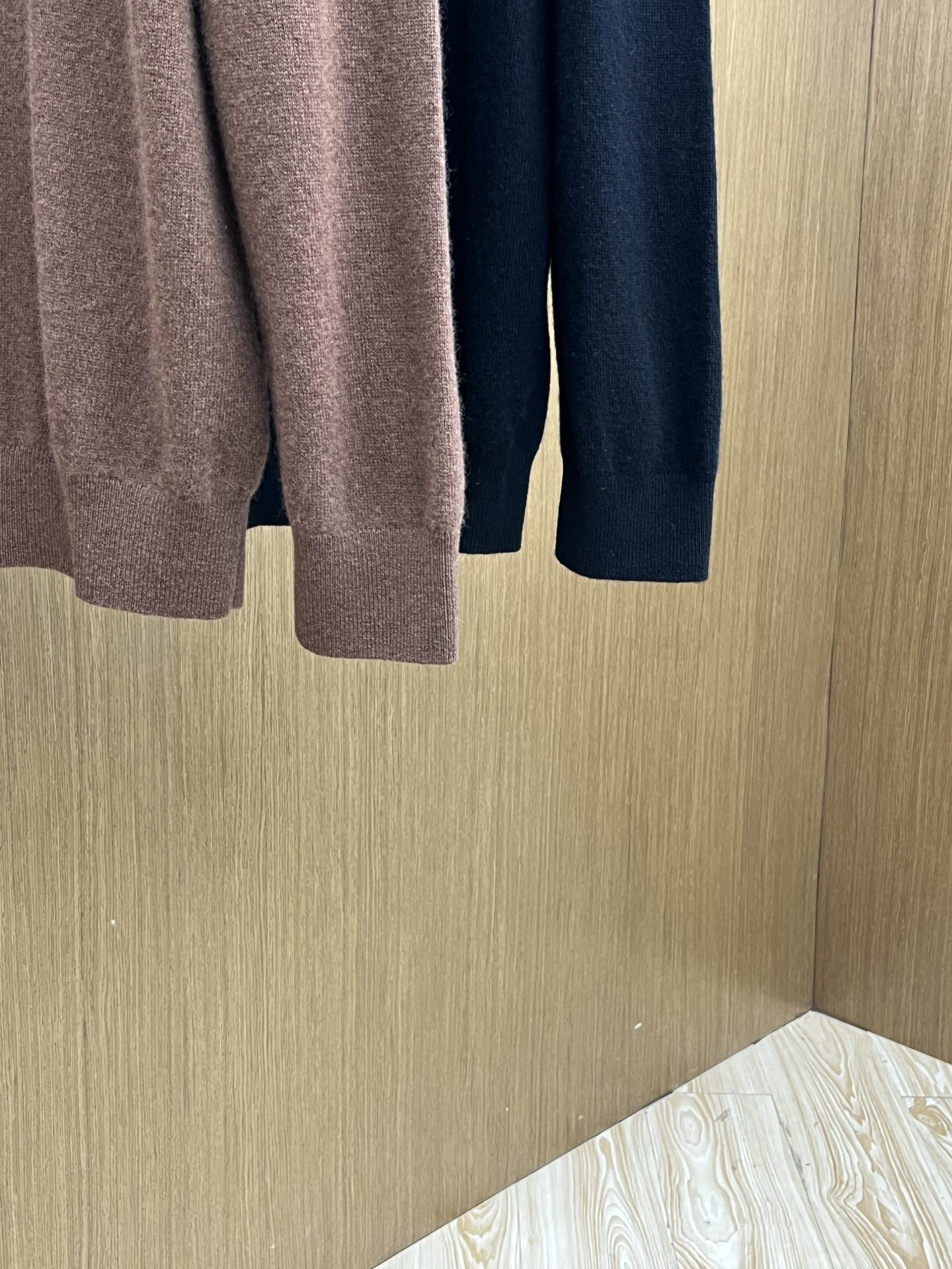 秋冬 lP🆕 采用羊绒羊毛混纺纱线，保暖性佳，蓬松柔软，加倍呵护肌肤，给你轻如无物的穿着感体验。高品质天