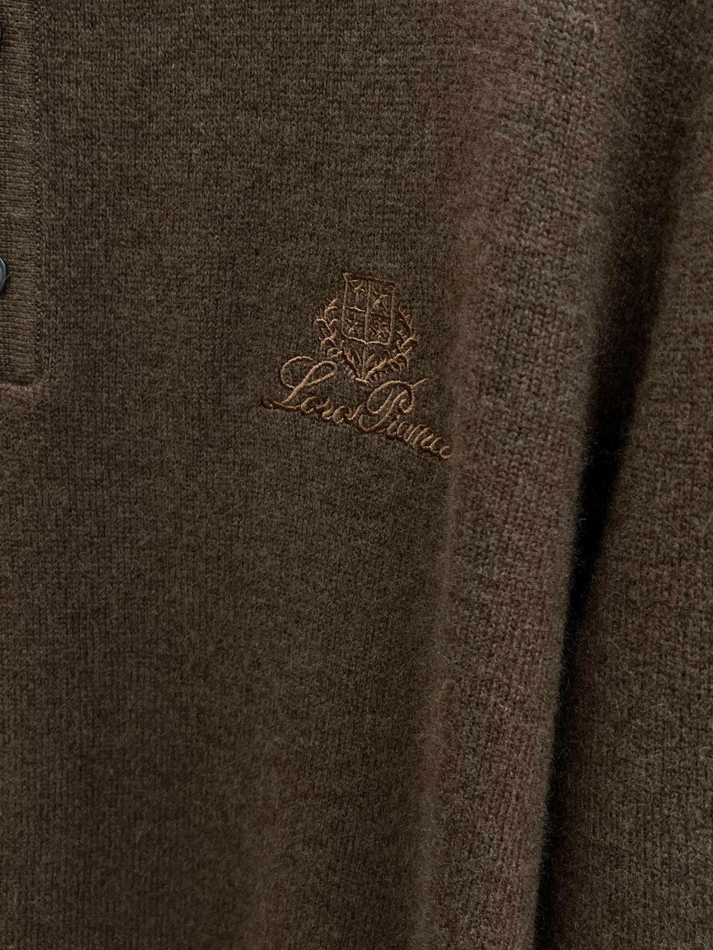 秋冬 lP🆕 采用羊绒羊毛混纺纱线，保暖性佳，蓬松柔软，加倍呵护肌肤，给你轻如无物的穿着感体验。高品质天