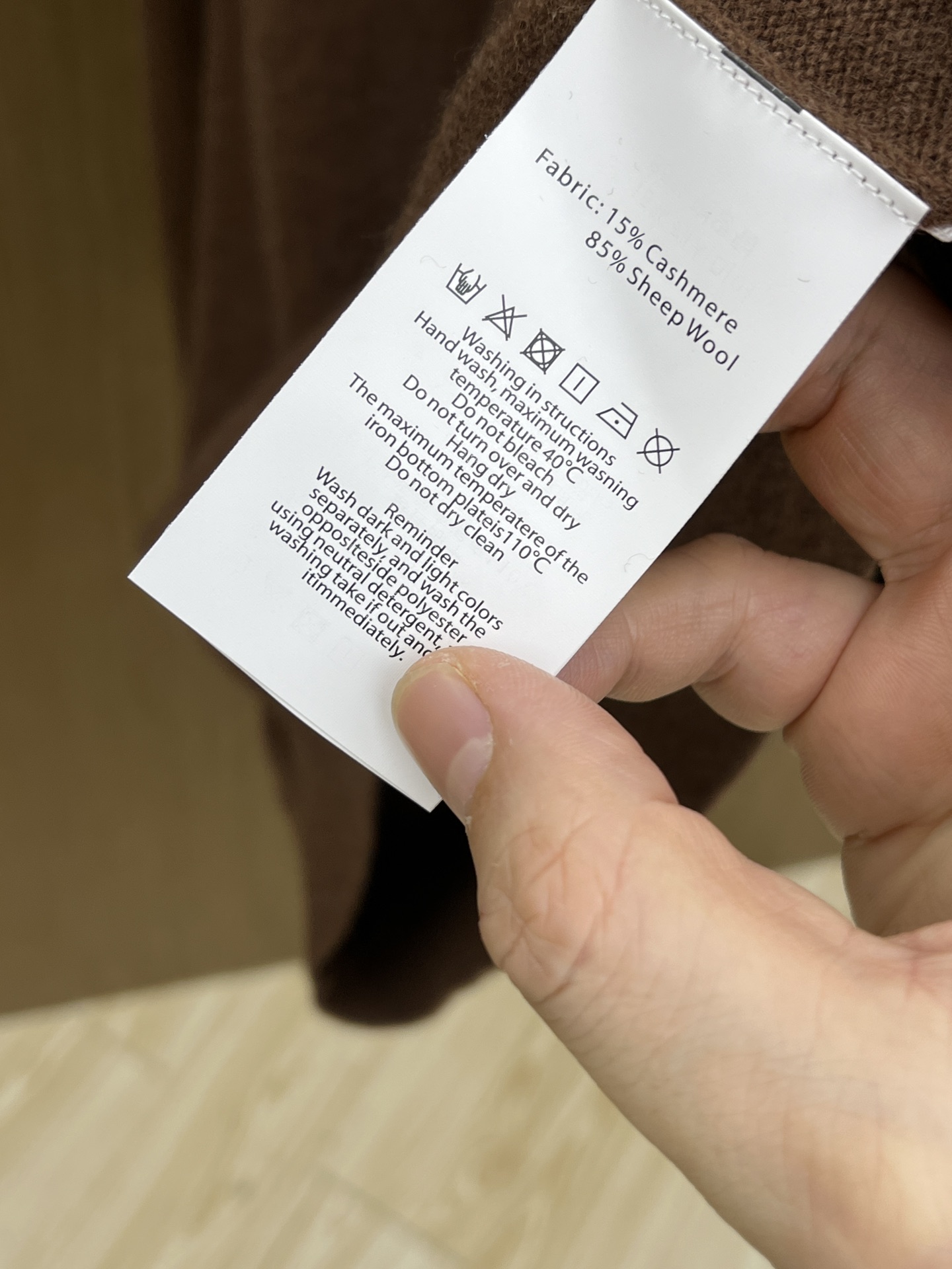 秋冬 lP🆕 采用羊绒羊毛混纺纱线，保暖性佳，蓬松柔软，加倍呵护肌肤，给你轻如无物的穿着感体验。高品质天